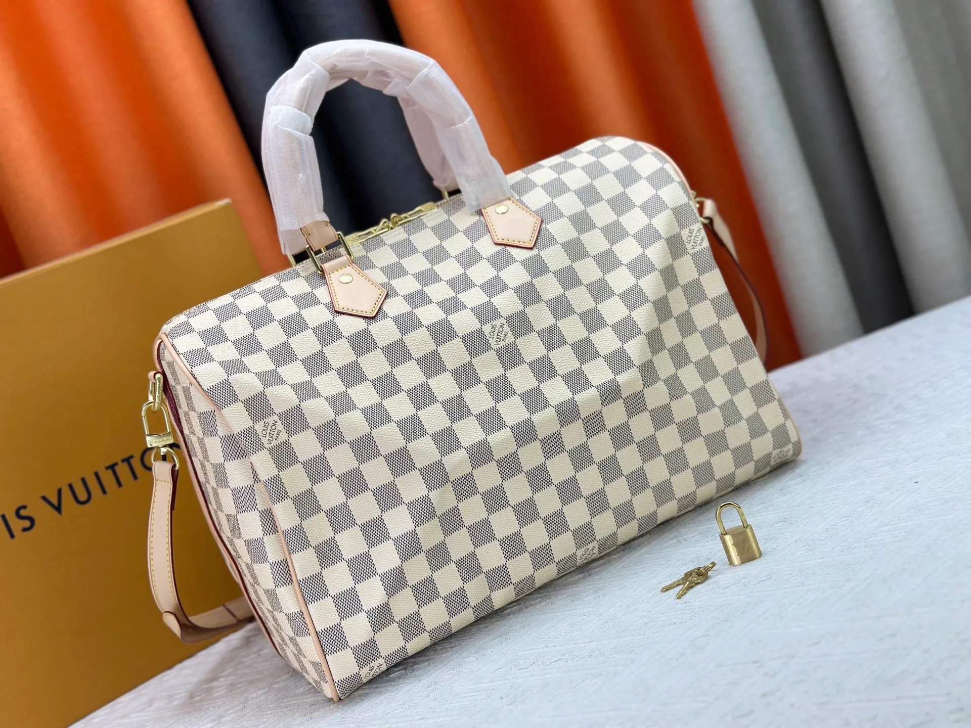 P240 P250 P260 High-definition shooting quality as shown in the picture. Good quality, full of positive reputation! Highly recommended Speedy fashion hot model, classic Monogram canvas➕imported Italian discolored yellow leather trim➕high-end original hardware➕adjustable shoulder strap lock. It feels soft, highly practical, and can be called a classic. The upper body is super elegant. Brand: LouisVuitton! Model: Small 40390/Medium 40391/Large 40392! Material: Imported original leather! Size: small size 25*19*15, medium size 30*21*17, large size 35*23*18,