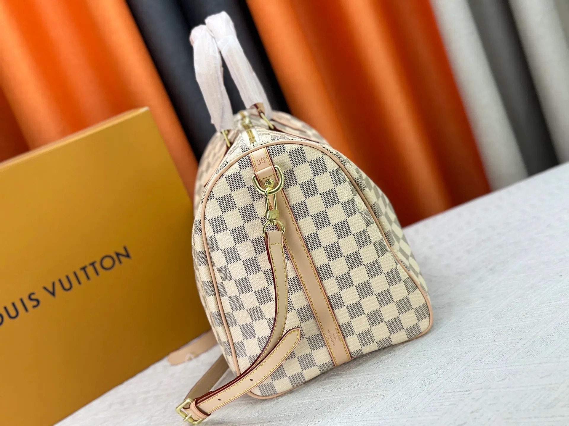 P240 P250 P260 High-definition shooting quality as shown in the picture. Good quality, full of positive reputation! Highly recommended Speedy fashion hot model, classic Monogram canvas➕imported Italian discolored yellow leather trim➕high-end original hardware➕adjustable shoulder strap lock. It feels soft, highly practical, and can be called a classic. The upper body is super elegant. Brand: LouisVuitton! Model: Small 40390/Medium 40391/Large 40392! Material: Imported original leather! Size: small size 25*19*15, medium size 30*21*17, large size 35*23*18,