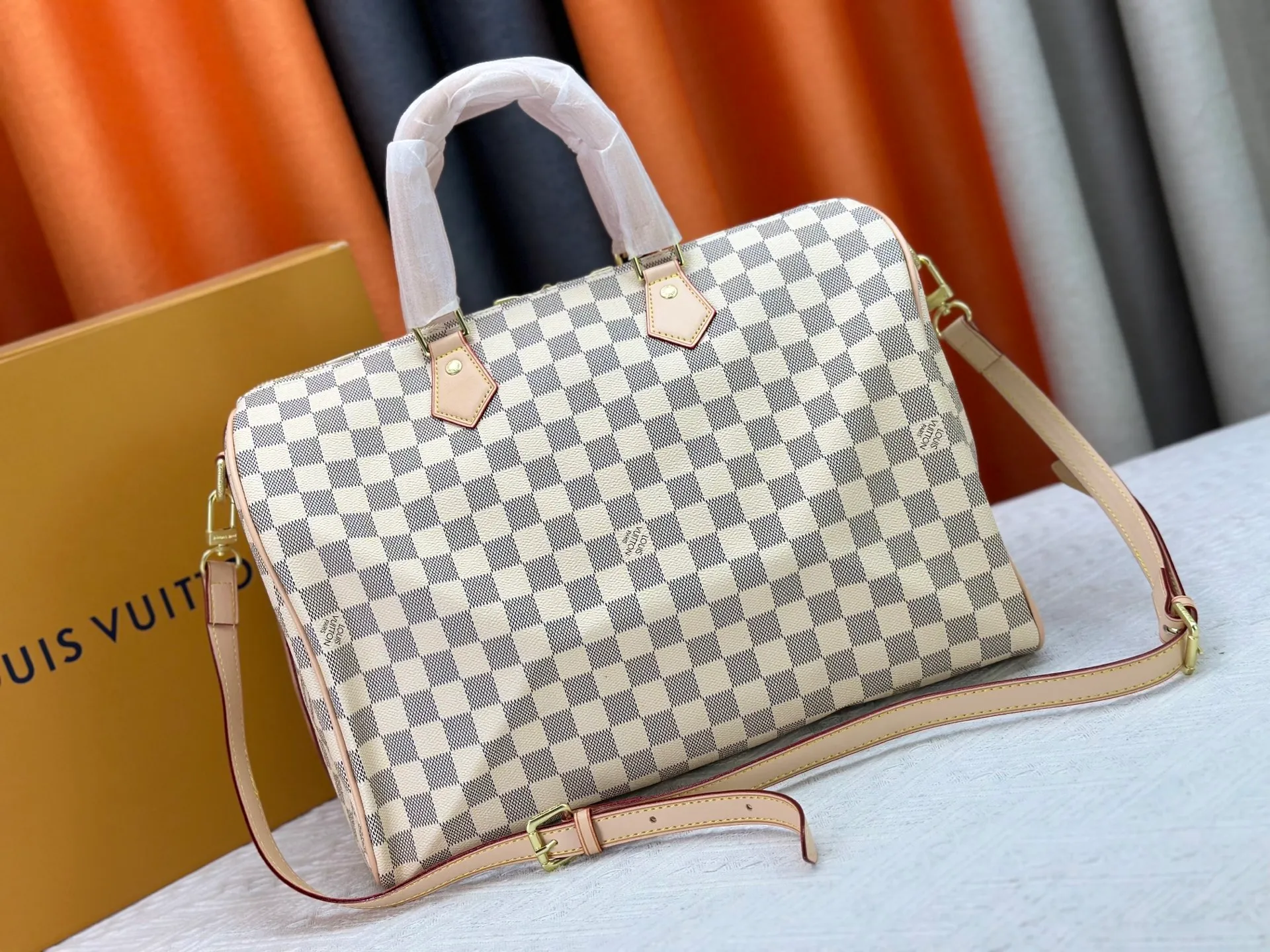 P240 P250 P260 High-definition shooting quality as shown in the picture. Good quality, full of positive reputation! Highly recommended Speedy fashion hot model, classic Monogram canvas➕imported Italian discolored yellow leather trim➕high-end original hardware➕adjustable shoulder strap lock. It feels soft, highly practical, and can be called a classic. The upper body is super elegant. Brand: LouisVuitton! Model: Small 40390/Medium 40391/Large 40392! Material: Imported original leather! Size: small size 25*19*15, medium size 30*21*17, large size 35*23*18,