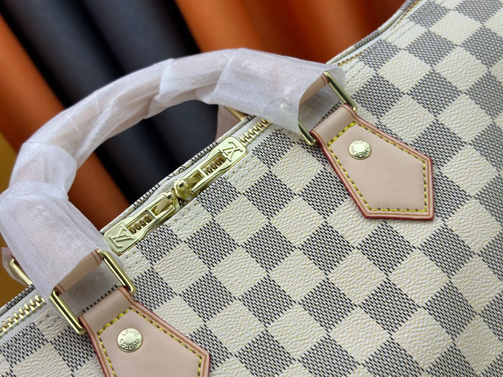 P240 P250 P260 High-definition shooting quality as shown in the picture. Good quality, full of positive reputation! Highly recommended Speedy fashion hot model, classic Monogram canvas➕imported Italian discolored yellow leather trim➕high-end original hardware➕adjustable shoulder strap lock. It feels soft, highly practical, and can be called a classic. The upper body is super elegant. Brand: LouisVuitton! Model: Small 40390/Medium 40391/Large 40392! Material: Imported original leather! Size: small size 25*19*15, medium size 30*21*17, large size 35*23*18,