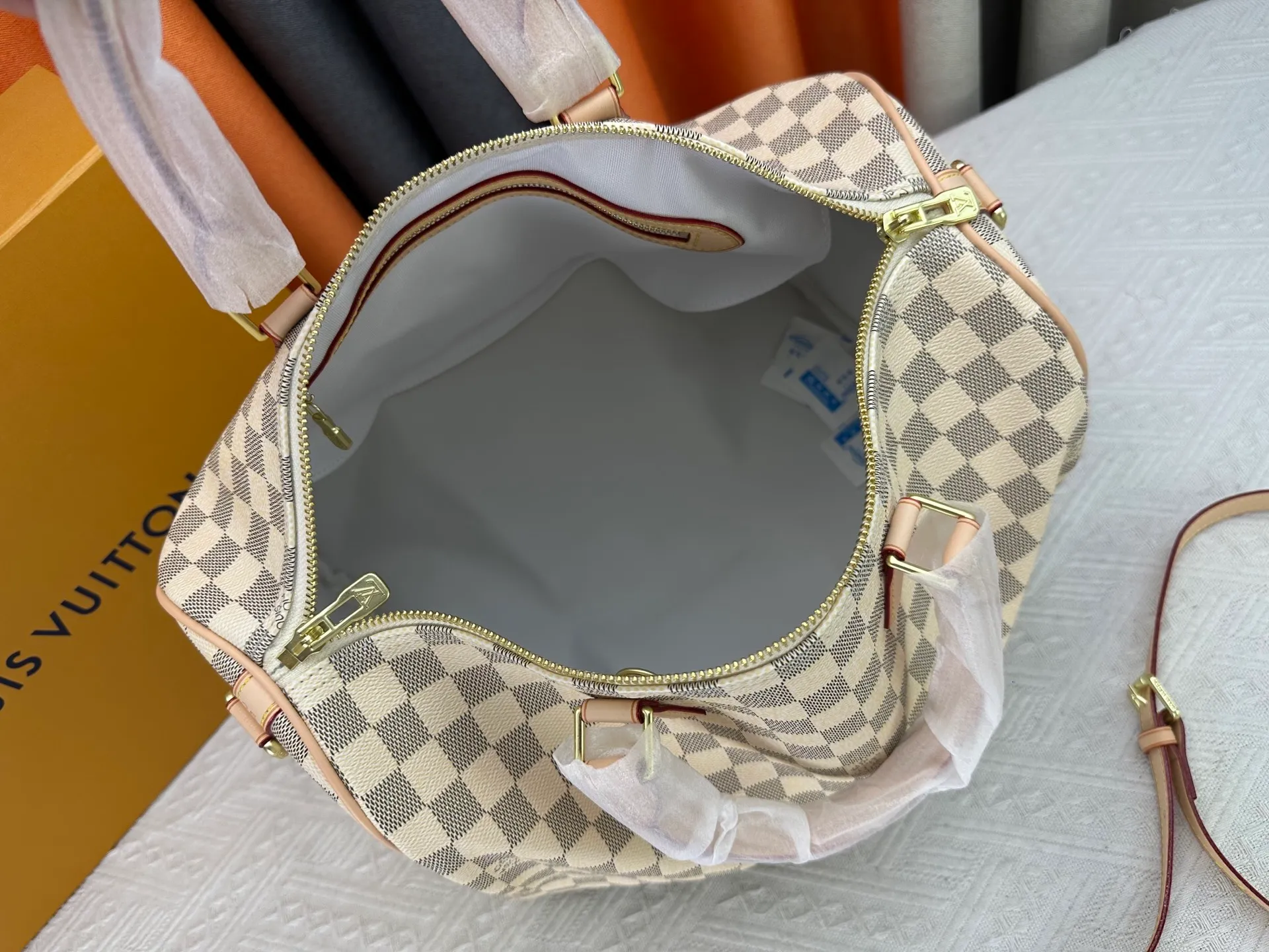 P240 P250 P260 High-definition shooting quality as shown in the picture. Good quality, full of positive reputation! Highly recommended Speedy fashion hot model, classic Monogram canvas➕imported Italian discolored yellow leather trim➕high-end original hardware➕adjustable shoulder strap lock. It feels soft, highly practical, and can be called a classic. The upper body is super elegant. Brand: LouisVuitton! Model: Small 40390/Medium 40391/Large 40392! Material: Imported original leather! Size: small size 25*19*15, medium size 30*21*17, large size 35*23*18,
