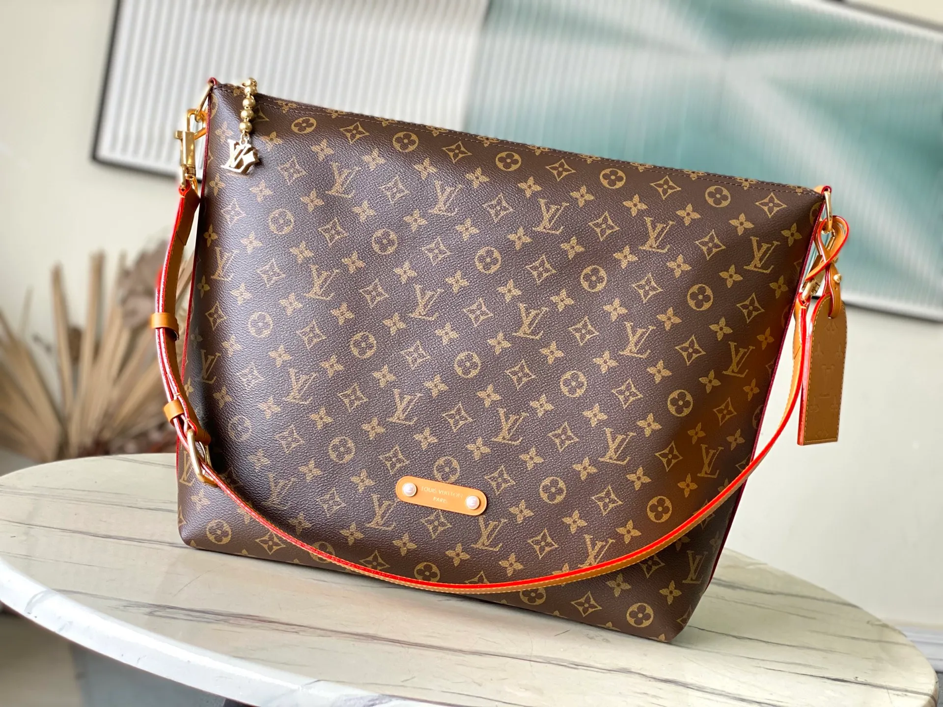 💰1080 Top Original M14018 This Vagabond Hobo handbag is made of soft Monogram canvas, with a crescent-shaped configuration to achieve a modern design that combines comfort and chic. The distressed leather trim, V letter decoration and bright bead chain all reveal a retro style. Dimensions: 35×12×38 cm