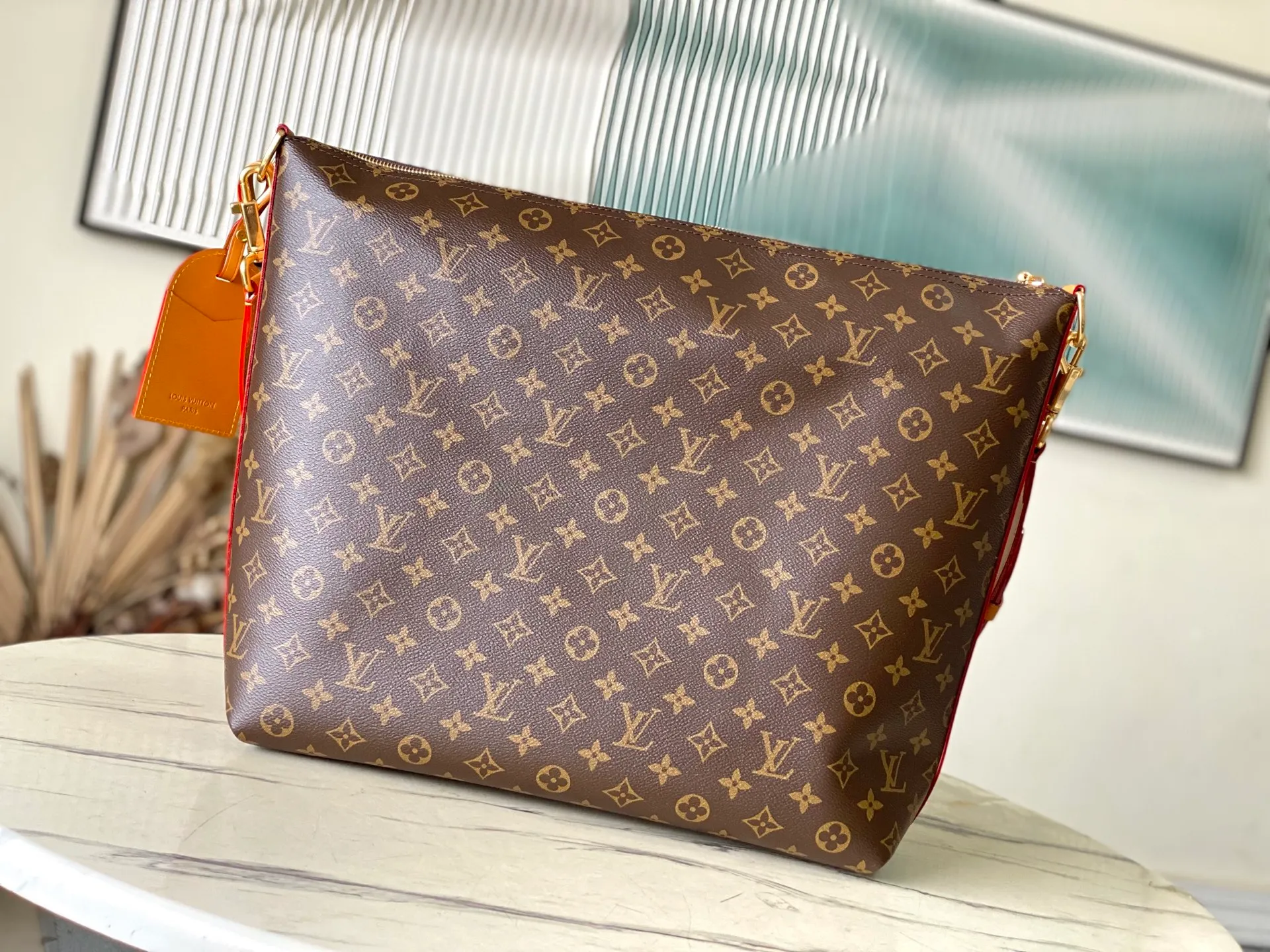 💰1080 Top Original M14018 This Vagabond Hobo handbag is made of soft Monogram canvas, with a crescent-shaped configuration to achieve a modern design that combines comfort and chic. The distressed leather trim, V letter decoration and bright bead chain all reveal a retro style. Dimensions: 35×12×38 cm