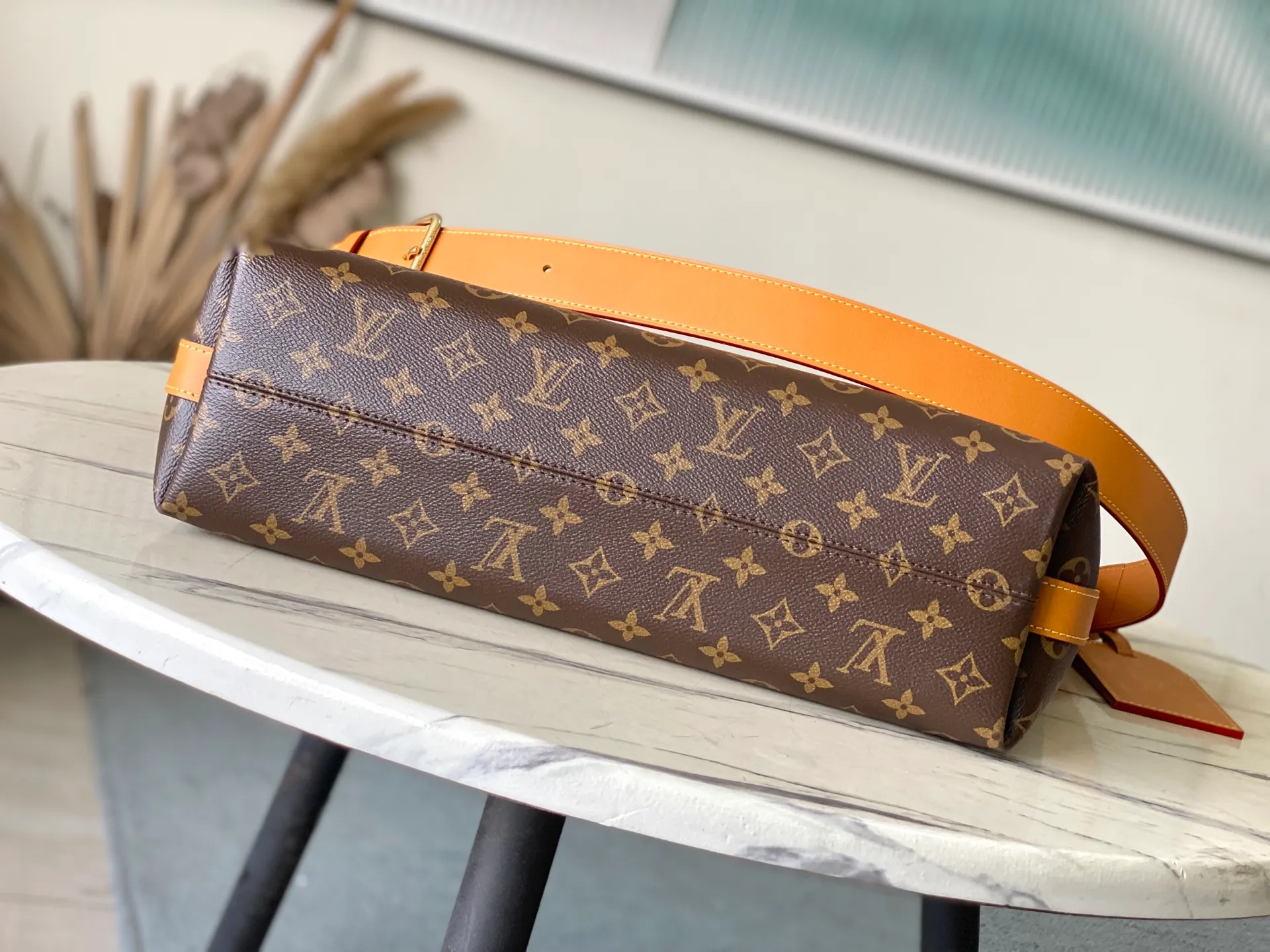💰1080 Top Original M14018 This Vagabond Hobo handbag is made of soft Monogram canvas, with a crescent-shaped configuration to achieve a modern design that combines comfort and chic. The distressed leather trim, V letter decoration and bright bead chain all reveal a retro style. Dimensions: 35×12×38 cm
