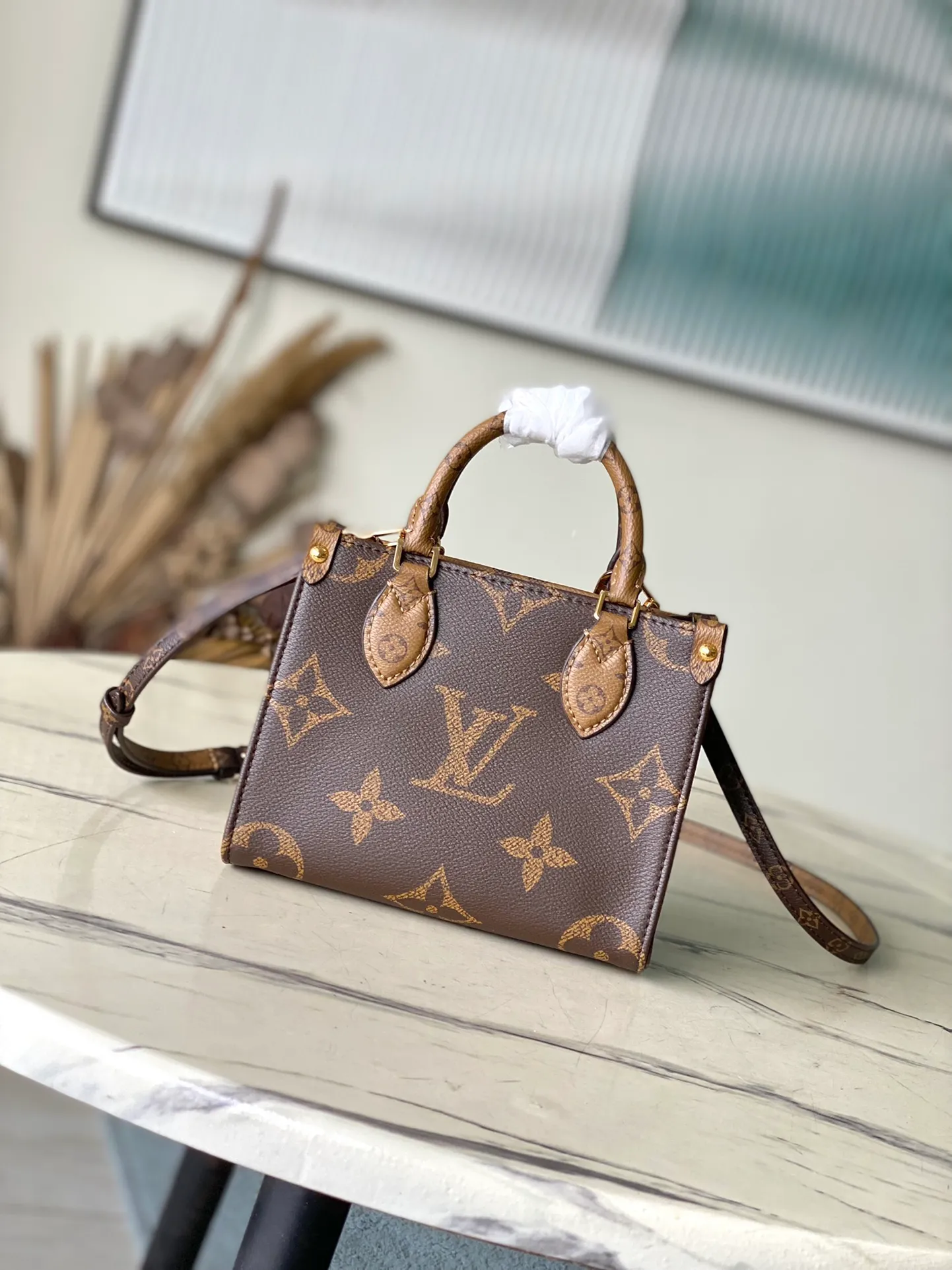 💰760 Top Original Order M46839 This OnTheGo tote bag is made of Monogram cloth to condense the original design, and the leather handle and handle fixings are integrated into Monogram Reverse canvas. There's plenty of space to store your phone, and the detachable and adjustable shoulder strap adds carrying options. Dimensions: 18 × 15 × 8.5 cm