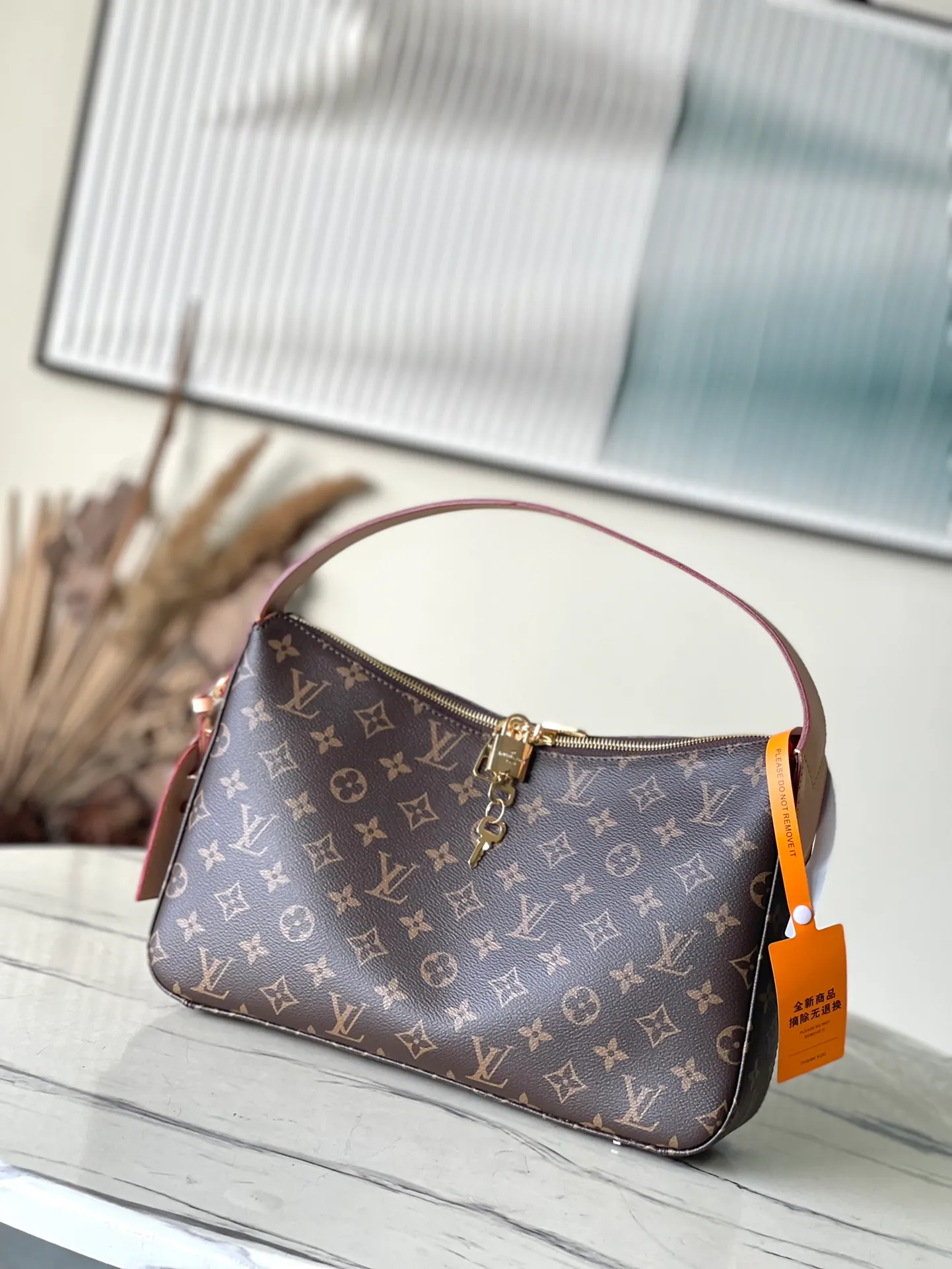 💰840 Top Original Order M11952 This small Slouchy handbag is made of Louis Vuitton's classic Monogram canvas. It has a chic silhouette that can be worn as a shoulder or a hand carry to suit various occasions such as business office or weekend travel. Brand-new padlocks and name tags mark the new season, highlighting the brand’s long heritage and exquisite craftsmanship. Dimensions: 33 × 22 × 9cm