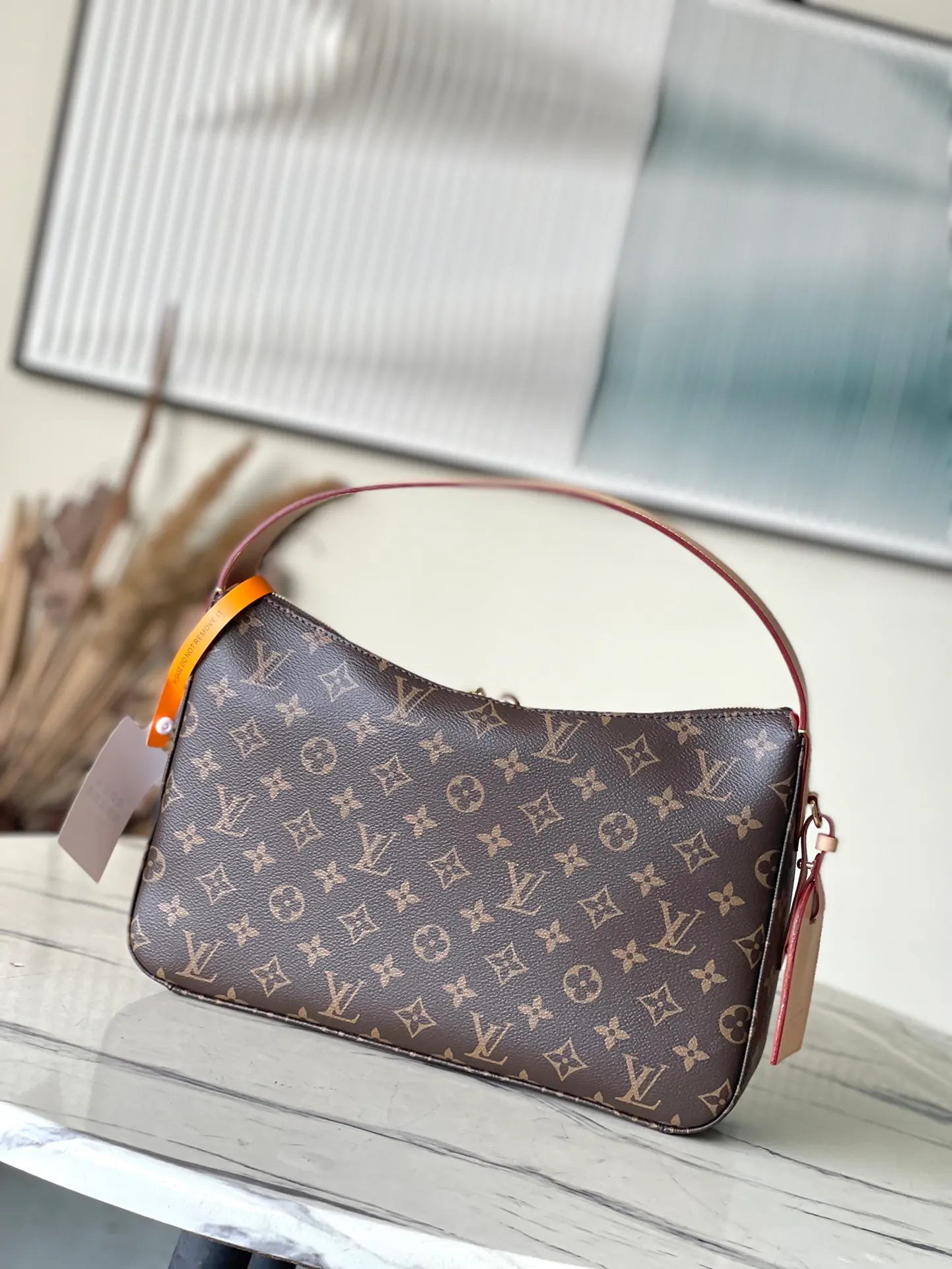 💰840 Top Original Order M11952 This small Slouchy handbag is made of Louis Vuitton's classic Monogram canvas. It has a chic silhouette that can be worn as a shoulder or a hand carry to suit various occasions such as business office or weekend travel. Brand-new padlocks and name tags mark the new season, highlighting the brand’s long heritage and exquisite craftsmanship. Dimensions: 33 × 22 × 9cm