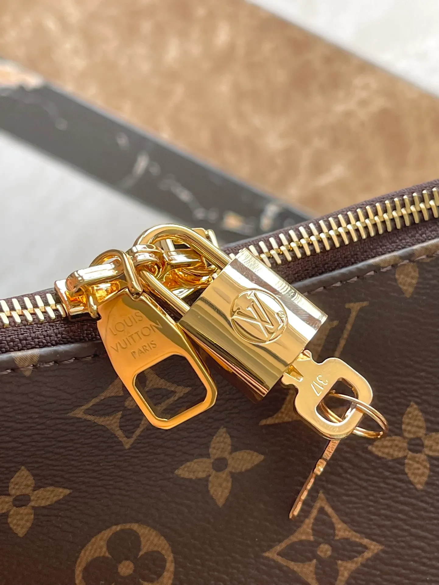 💰840 Top Original Order M11952 This small Slouchy handbag is made of Louis Vuitton's classic Monogram canvas. It has a chic silhouette that can be worn as a shoulder or a hand carry to suit various occasions such as business office or weekend travel. Brand-new padlocks and name tags mark the new season, highlighting the brand’s long heritage and exquisite craftsmanship. Dimensions: 33 × 22 × 9cm