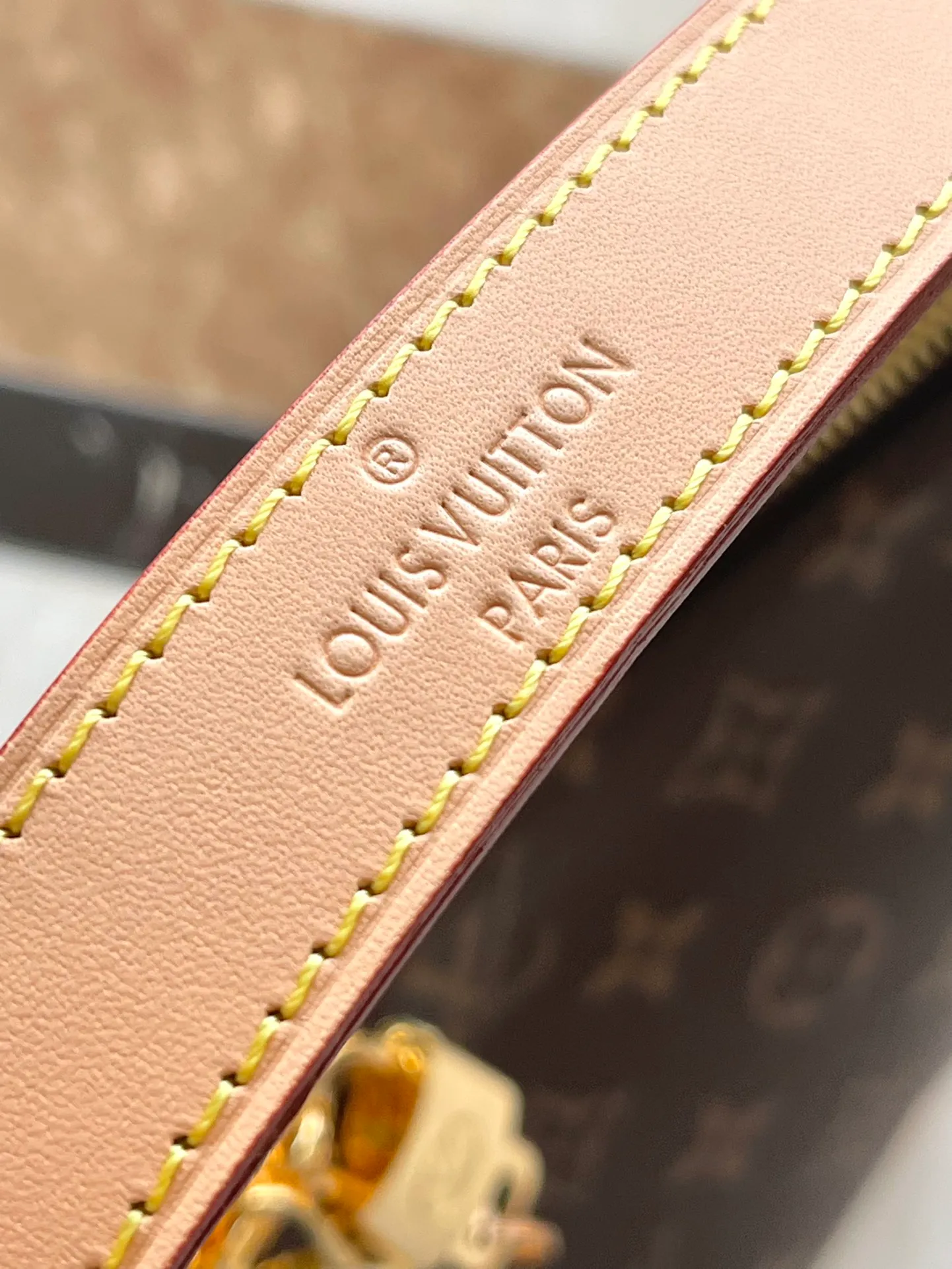 💰840 Top Original Order M11952 This small Slouchy handbag is made of Louis Vuitton's classic Monogram canvas. It has a chic silhouette that can be worn as a shoulder or a hand carry to suit various occasions such as business office or weekend travel. Brand-new padlocks and name tags mark the new season, highlighting the brand’s long heritage and exquisite craftsmanship. Dimensions: 33 × 22 × 9cm
