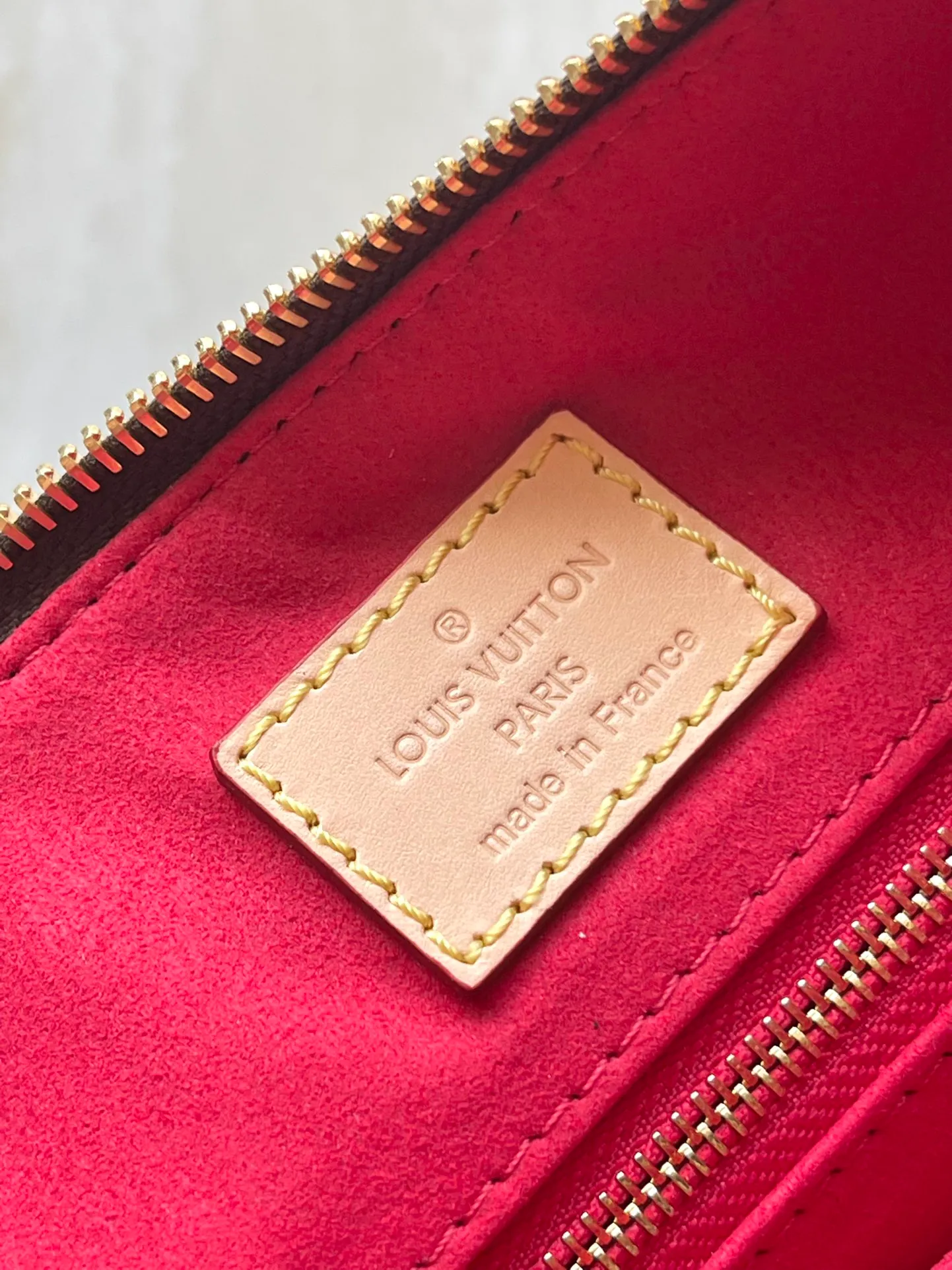 💰840 Top Original Order M11952 This small Slouchy handbag is made of Louis Vuitton's classic Monogram canvas. It has a chic silhouette that can be worn as a shoulder or a hand carry to suit various occasions such as business office or weekend travel. Brand-new padlocks and name tags mark the new season, highlighting the brand’s long heritage and exquisite craftsmanship. Dimensions: 33 × 22 × 9cm