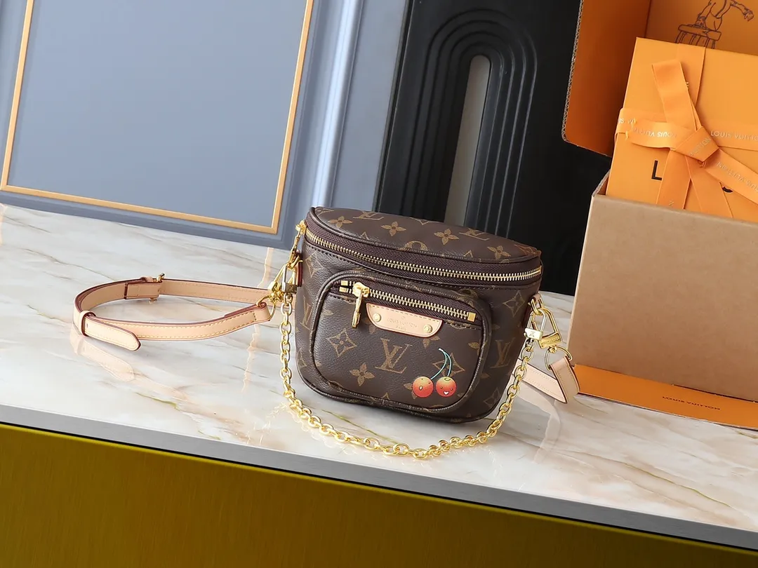 💰220💰Upgraded from the original M82335. This Mini Bumbag handbag comes from the LV Gradient series. It is a Monogram Empreinte trendy configuration with a zippered main compartment and a Louis Vuitton leather label embellished on the front pocket. With the detachable chain and detachable and adjustable shoulder strap, it can be worn as a shoulder or cross-body bag. 17.0 x 12.0 x 9.5 cm (length x height x width)