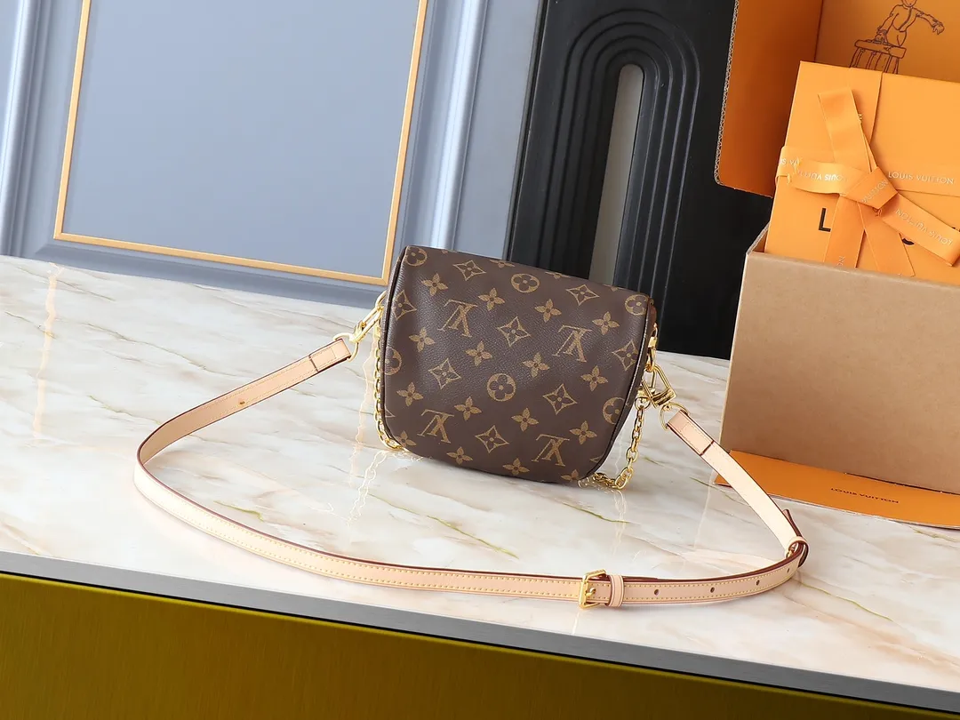 💰220💰Upgraded from the original M82335. This Mini Bumbag handbag comes from the LV Gradient series. It is a Monogram Empreinte trendy configuration with a zippered main compartment and a Louis Vuitton leather label embellished on the front pocket. With the detachable chain and detachable and adjustable shoulder strap, it can be worn as a shoulder or cross-body bag. 17.0 x 12.0 x 9.5 cm (length x height x width)