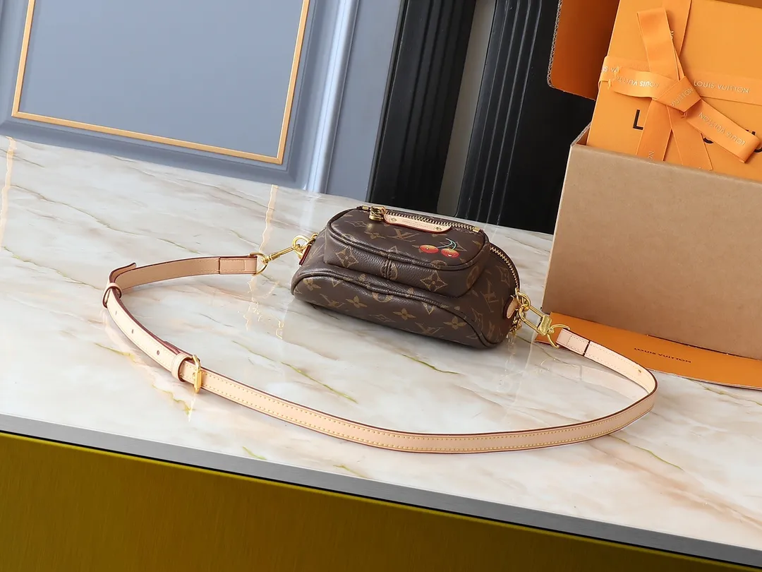 💰220💰Upgraded from the original M82335. This Mini Bumbag handbag comes from the LV Gradient series. It is a Monogram Empreinte trendy configuration with a zippered main compartment and a Louis Vuitton leather label embellished on the front pocket. With the detachable chain and detachable and adjustable shoulder strap, it can be worn as a shoulder or cross-body bag. 17.0 x 12.0 x 9.5 cm (length x height x width)