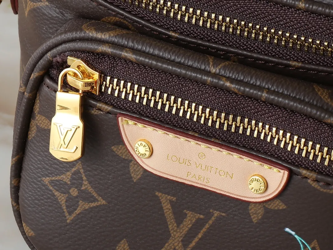 💰220💰Upgraded from the original M82335. This Mini Bumbag handbag comes from the LV Gradient series. It is a Monogram Empreinte trendy configuration with a zippered main compartment and a Louis Vuitton leather label embellished on the front pocket. With the detachable chain and detachable and adjustable shoulder strap, it can be worn as a shoulder or cross-body bag. 17.0 x 12.0 x 9.5 cm (length x height x width)