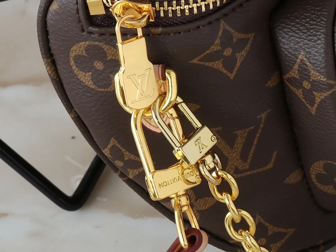 💰220💰Upgraded from the original M82335. This Mini Bumbag handbag comes from the LV Gradient series. It is a Monogram Empreinte trendy configuration with a zippered main compartment and a Louis Vuitton leather label embellished on the front pocket. With the detachable chain and detachable and adjustable shoulder strap, it can be worn as a shoulder or cross-body bag. 17.0 x 12.0 x 9.5 cm (length x height x width)