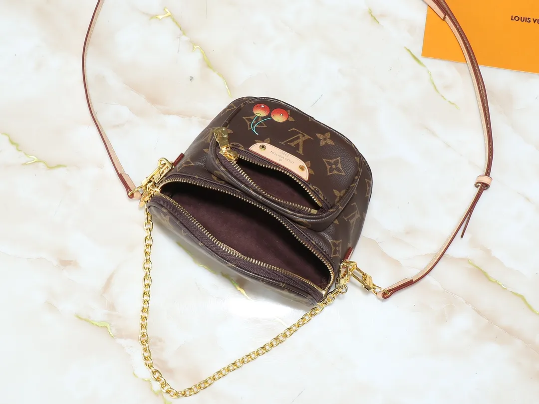 💰220💰Upgraded from the original M82335. This Mini Bumbag handbag comes from the LV Gradient series. It is a Monogram Empreinte trendy configuration with a zippered main compartment and a Louis Vuitton leather label embellished on the front pocket. With the detachable chain and detachable and adjustable shoulder strap, it can be worn as a shoulder or cross-body bag. 17.0 x 12.0 x 9.5 cm (length x height x width)
