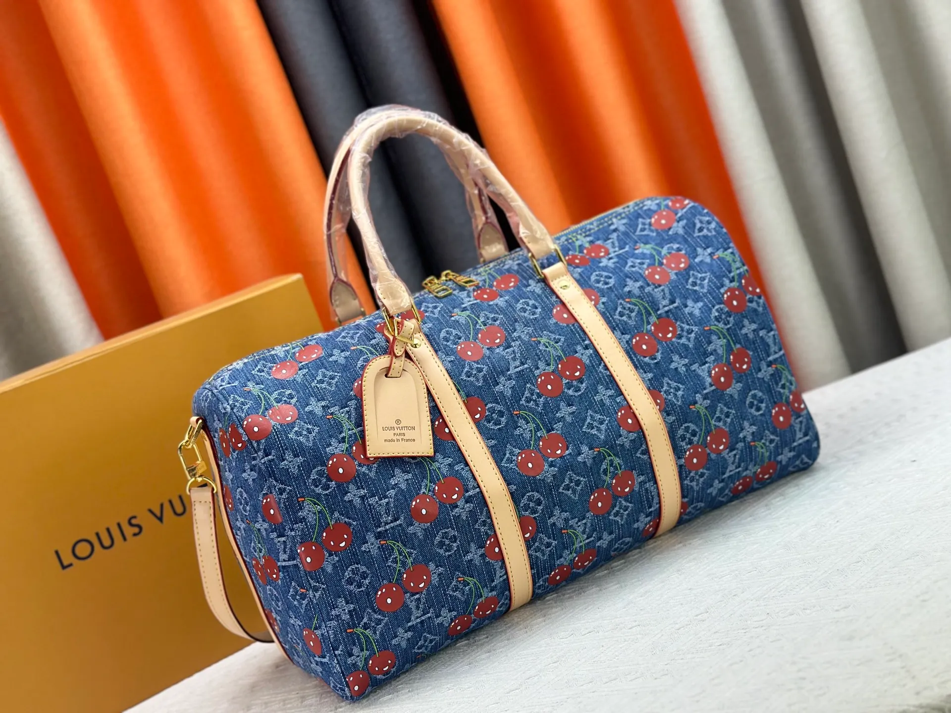 P360 Louis Vuitton travel bag M13764 M41416 M87628 denim denim LOUIS VUITTON x Takashi Murakami joint model keepall BANDOULIERE 45 Cherry series Hardware accessories Monogram coated canvas travel bag Men's and women's white Spacious capacity and adjustable shoulder straps suitable for work, leisure or travel High-definition hardware logo mark, inner compartment! Special lining. Smooth zipper, exquisite workmanship, every detail is in place! A must-have for men. Size: 45x27x20cm