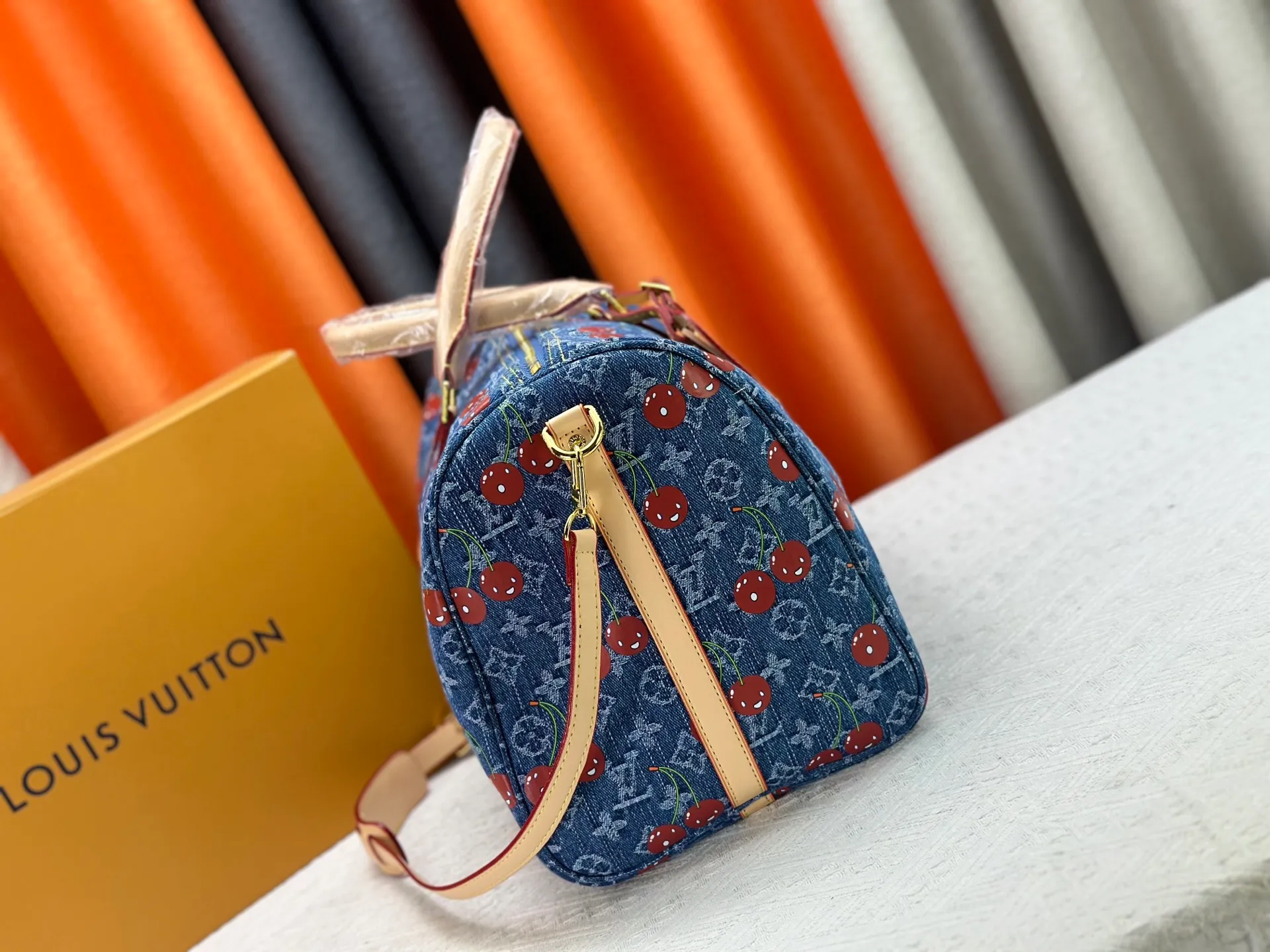 P360 Louis Vuitton travel bag M13764 M41416 M87628 denim denim LOUIS VUITTON x Takashi Murakami joint model keepall BANDOULIERE 45 Cherry series Hardware accessories Monogram coated canvas travel bag Men's and women's white Spacious capacity and adjustable shoulder straps suitable for work, leisure or travel High-definition hardware logo mark, inner compartment! Special lining. Smooth zipper, exquisite workmanship, every detail is in place! A must-have for men. Size: 45x27x20cm