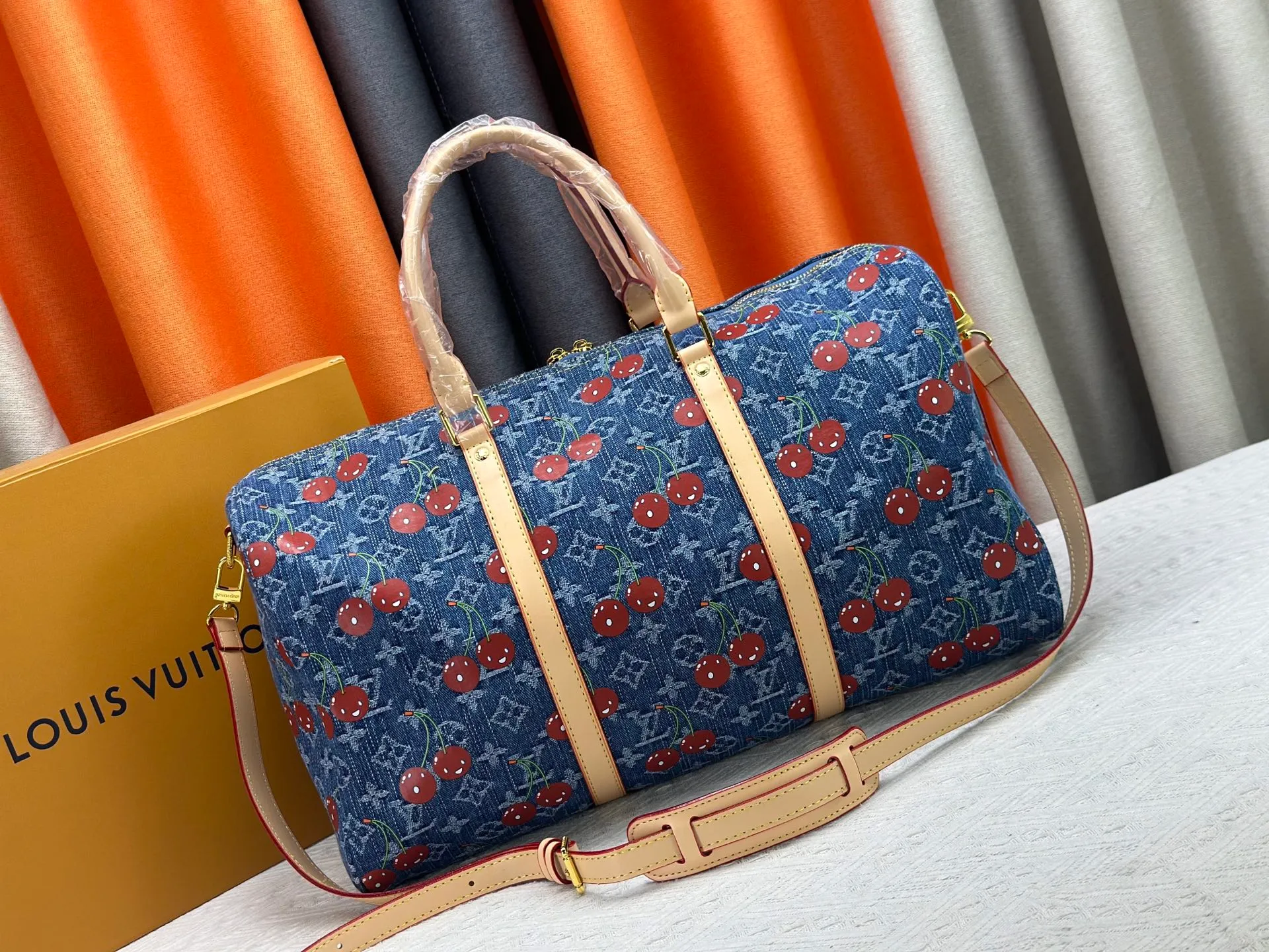 P360 Louis Vuitton travel bag M13764 M41416 M87628 denim denim LOUIS VUITTON x Takashi Murakami joint model keepall BANDOULIERE 45 Cherry series Hardware accessories Monogram coated canvas travel bag Men's and women's white Spacious capacity and adjustable shoulder straps suitable for work, leisure or travel High-definition hardware logo mark, inner compartment! Special lining. Smooth zipper, exquisite workmanship, every detail is in place! A must-have for men. Size: 45x27x20cm