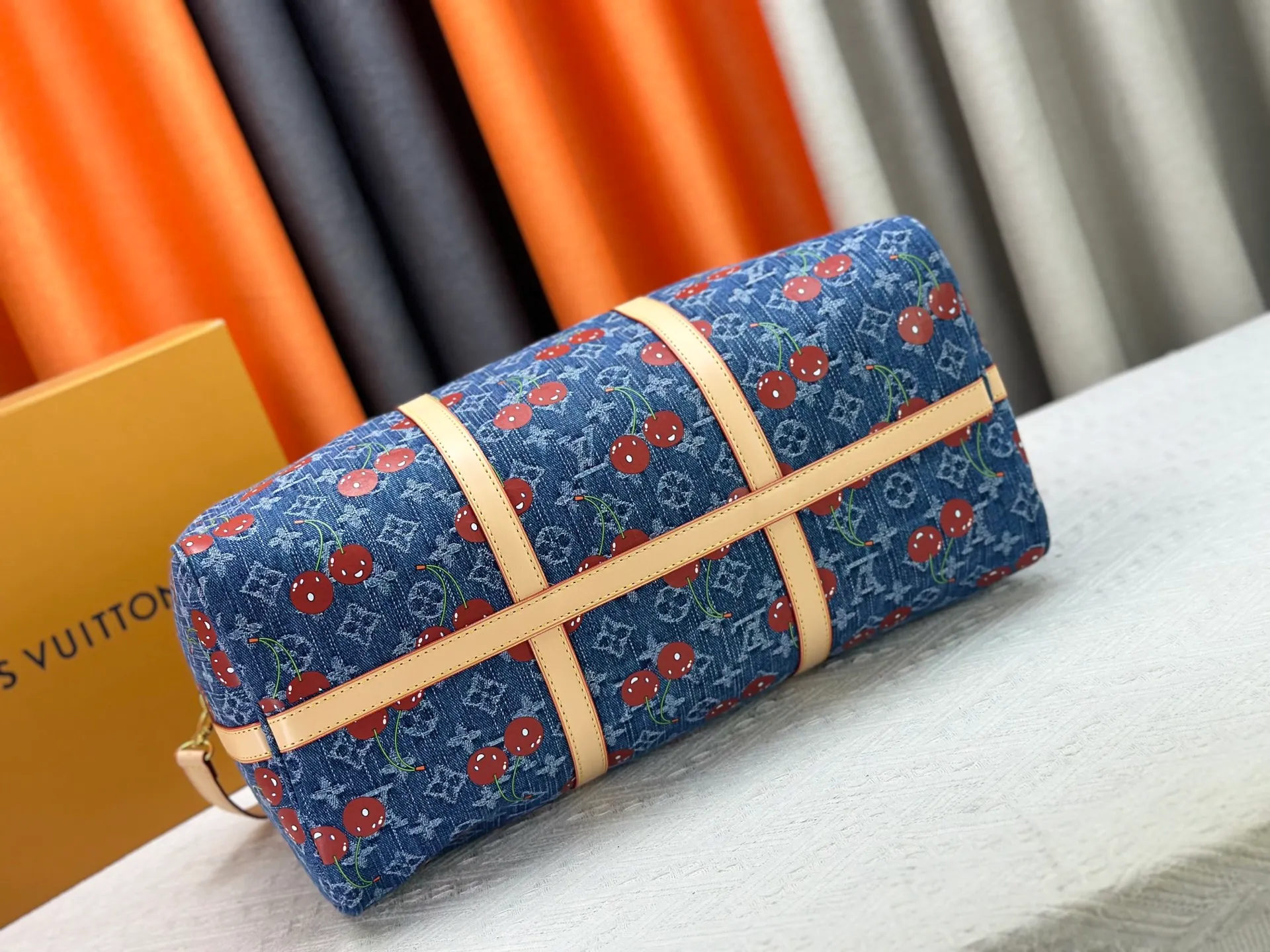 P360 Louis Vuitton travel bag M13764 M41416 M87628 denim denim LOUIS VUITTON x Takashi Murakami joint model keepall BANDOULIERE 45 Cherry series Hardware accessories Monogram coated canvas travel bag Men's and women's white Spacious capacity and adjustable shoulder straps suitable for work, leisure or travel High-definition hardware logo mark, inner compartment! Special lining. Smooth zipper, exquisite workmanship, every detail is in place! A must-have for men. Size: 45x27x20cm