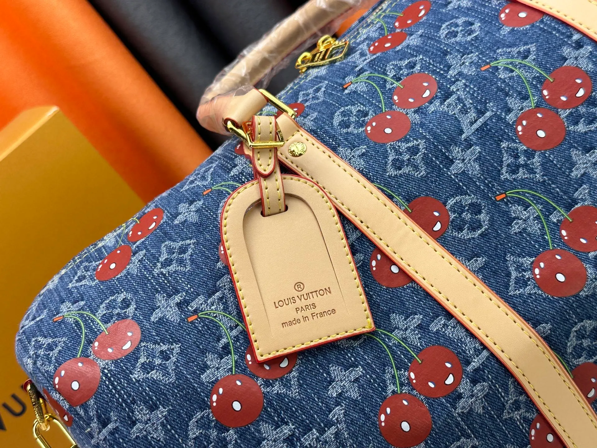 P360 Louis Vuitton travel bag M13764 M41416 M87628 denim denim LOUIS VUITTON x Takashi Murakami joint model keepall BANDOULIERE 45 Cherry series Hardware accessories Monogram coated canvas travel bag Men's and women's white Spacious capacity and adjustable shoulder straps suitable for work, leisure or travel High-definition hardware logo mark, inner compartment! Special lining. Smooth zipper, exquisite workmanship, every detail is in place! A must-have for men. Size: 45x27x20cm
