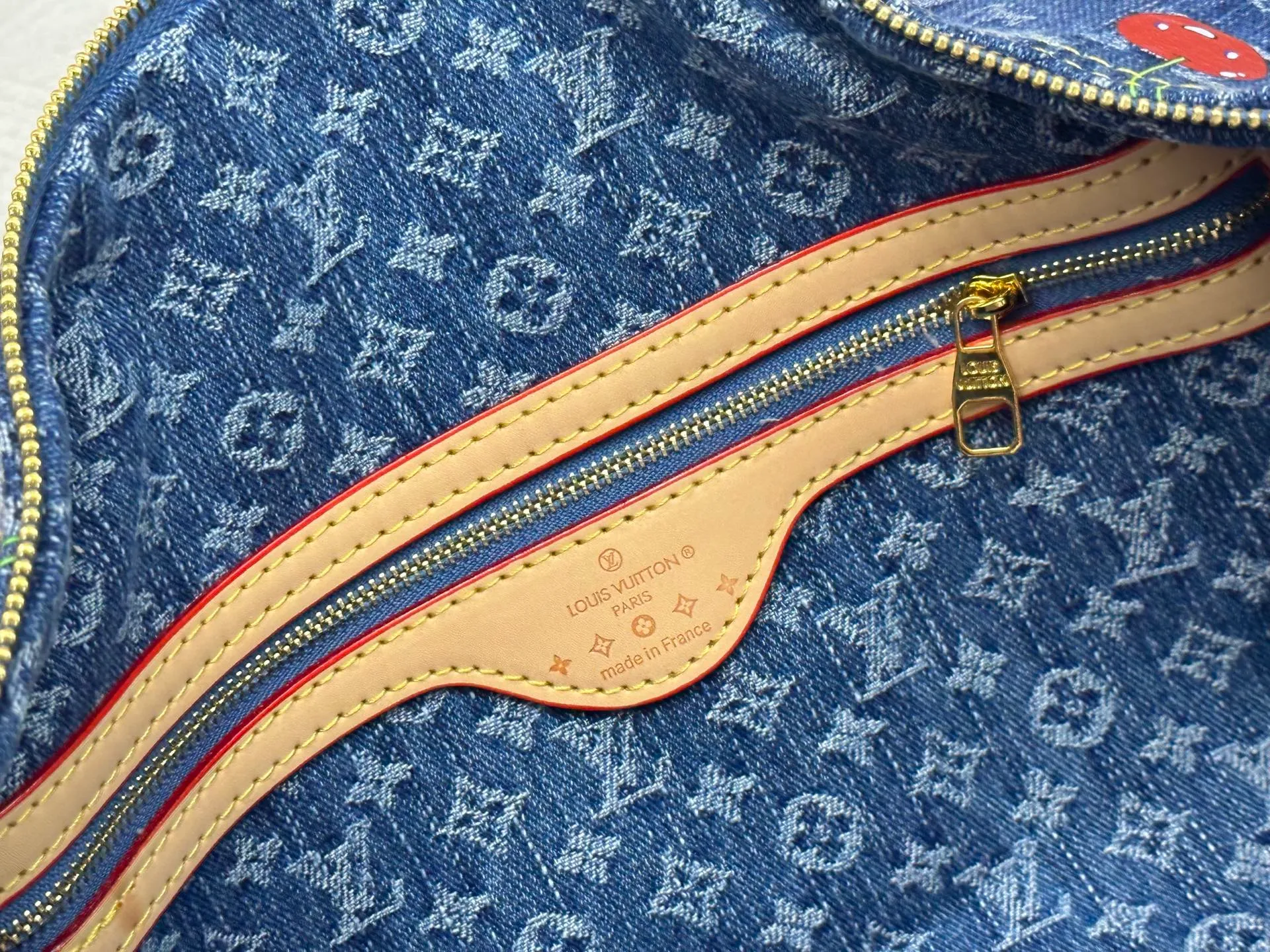 P360 Louis Vuitton travel bag M13764 M41416 M87628 denim denim LOUIS VUITTON x Takashi Murakami joint model keepall BANDOULIERE 45 Cherry series Hardware accessories Monogram coated canvas travel bag Men's and women's white Spacious capacity and adjustable shoulder straps suitable for work, leisure or travel High-definition hardware logo mark, inner compartment! Special lining. Smooth zipper, exquisite workmanship, every detail is in place! A must-have for men. Size: 45x27x20cm