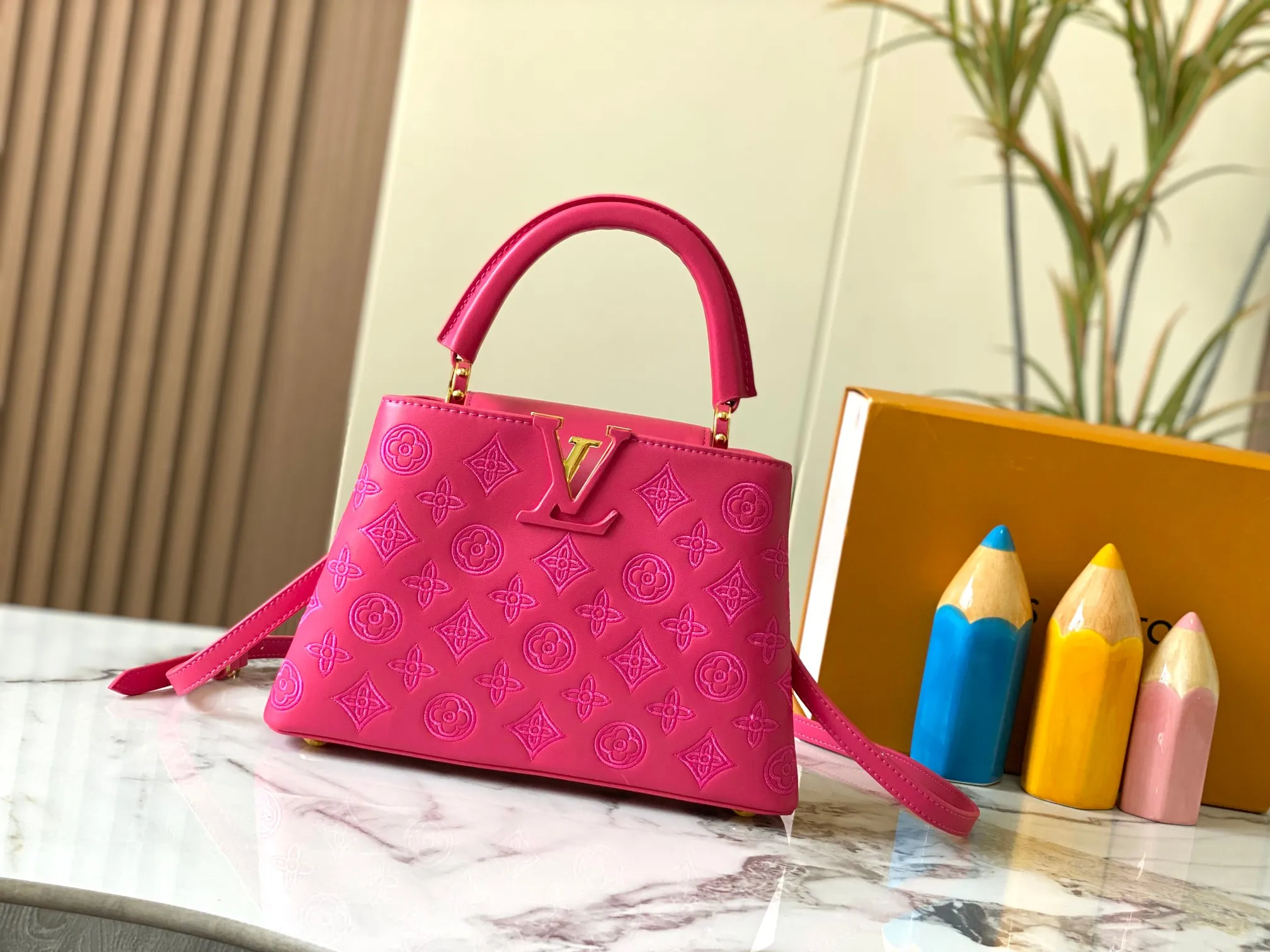 Upgraded version P460 M20742 Bourdon stitch embroidered gold buckle This Capucines BB handbag comes from the LV Broderie Anglaise capsule series designed by Nicolas Ghesquière, which transfers the embroidery technology in the ready-to-wear series to this. For the first time, the Monogram pattern appears on cow leather through cutting, and is embellished with Bourdon stitching, which is exquisitely crafted with craftsmanship.  Detailed features 27 x 18x9 cm (length x height x width)