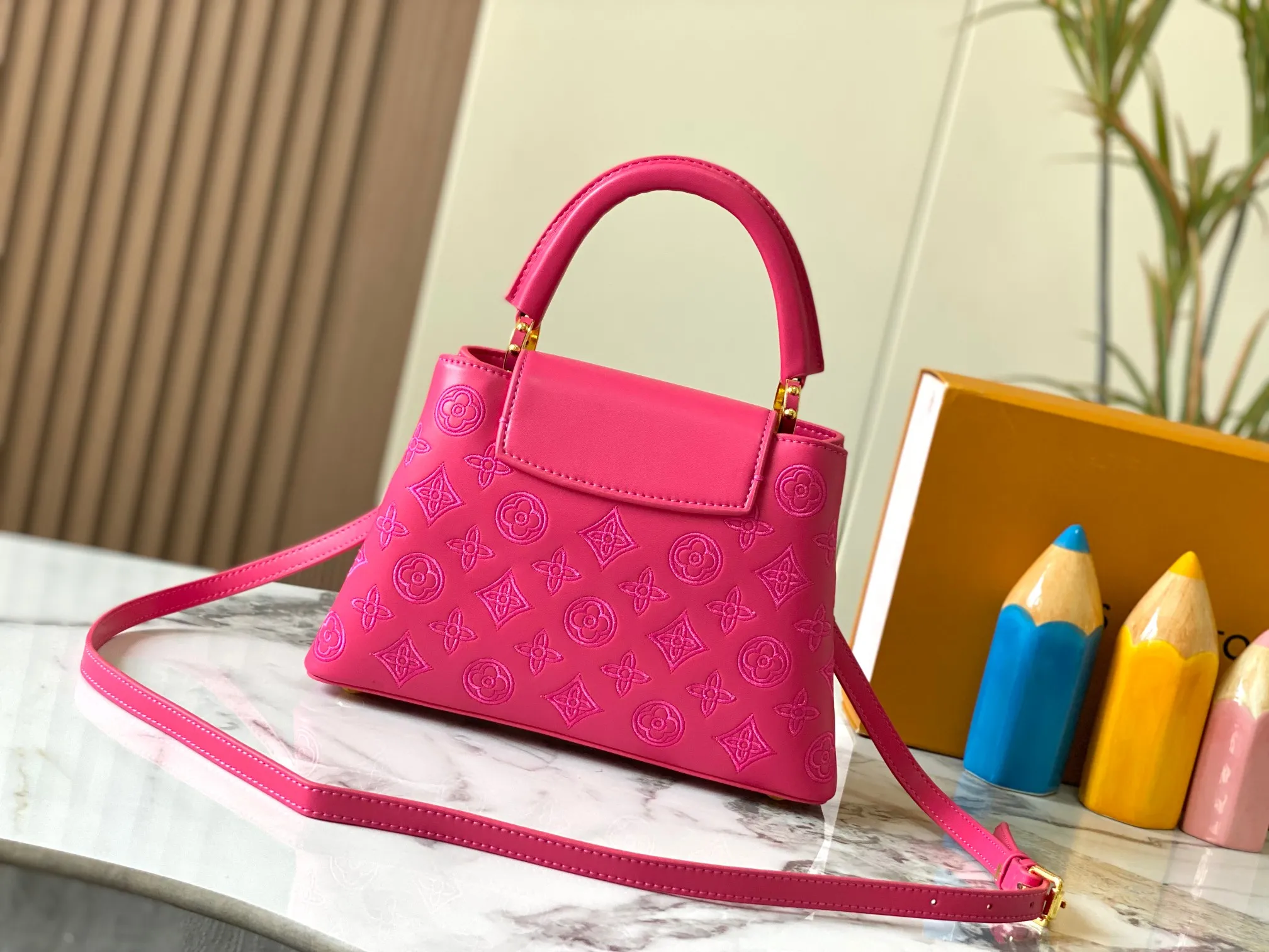 Upgraded version P460 M20742 Bourdon stitch embroidered gold buckle This Capucines BB handbag comes from the LV Broderie Anglaise capsule series designed by Nicolas Ghesquière, which transfers the embroidery technology in the ready-to-wear series to this. For the first time, the Monogram pattern appears on cow leather through cutting, and is embellished with Bourdon stitching, which is exquisitely crafted with craftsmanship.  Detailed features 27 x 18x9 cm (length x height x width)