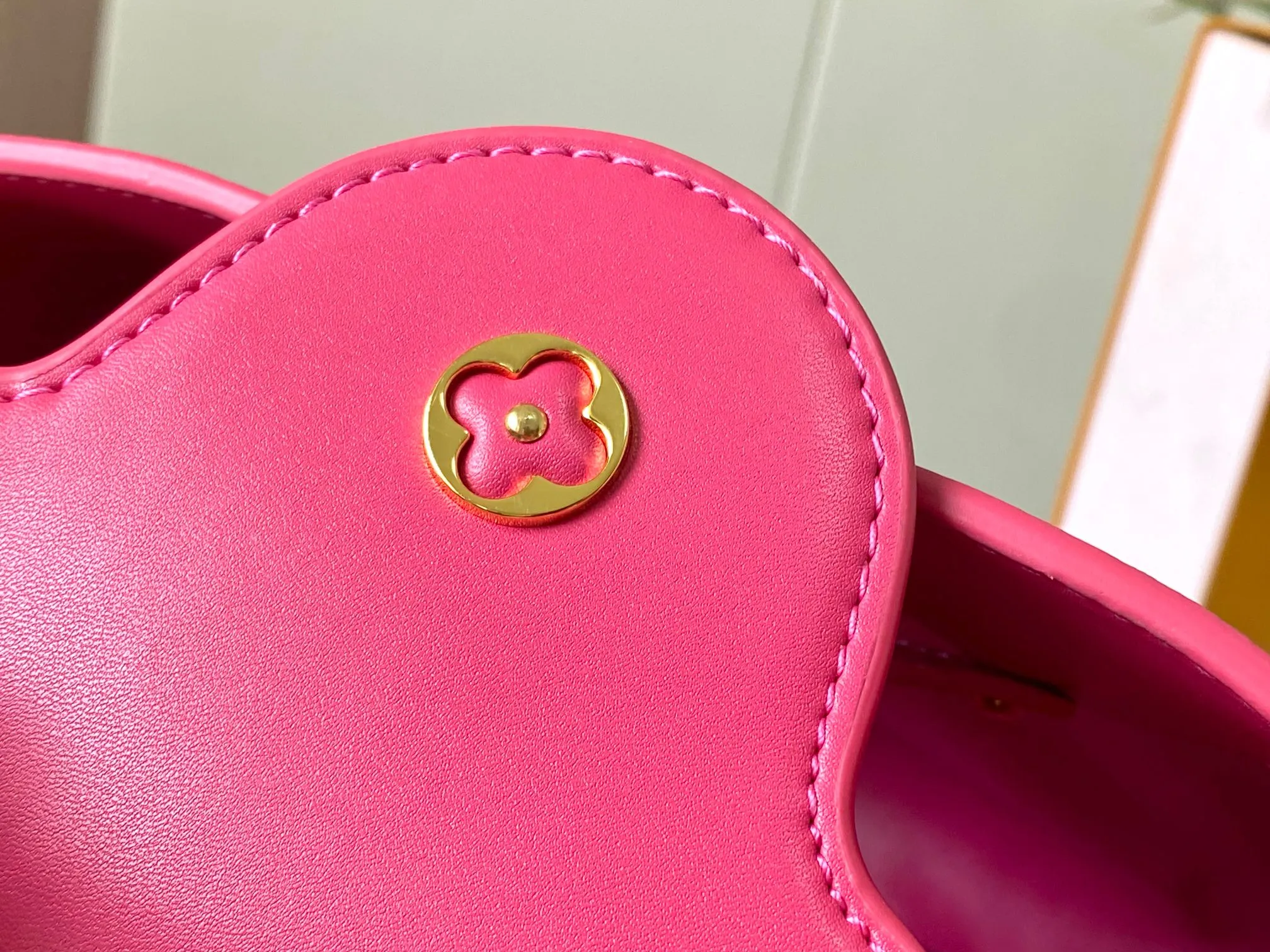 Upgraded version P460 M20742 Bourdon stitch embroidered gold buckle This Capucines BB handbag comes from the LV Broderie Anglaise capsule series designed by Nicolas Ghesquière, which transfers the embroidery technology in the ready-to-wear series to this. For the first time, the Monogram pattern appears on cow leather through cutting, and is embellished with Bourdon stitching, which is exquisitely crafted with craftsmanship.  Detailed features 27 x 18x9 cm (length x height x width)