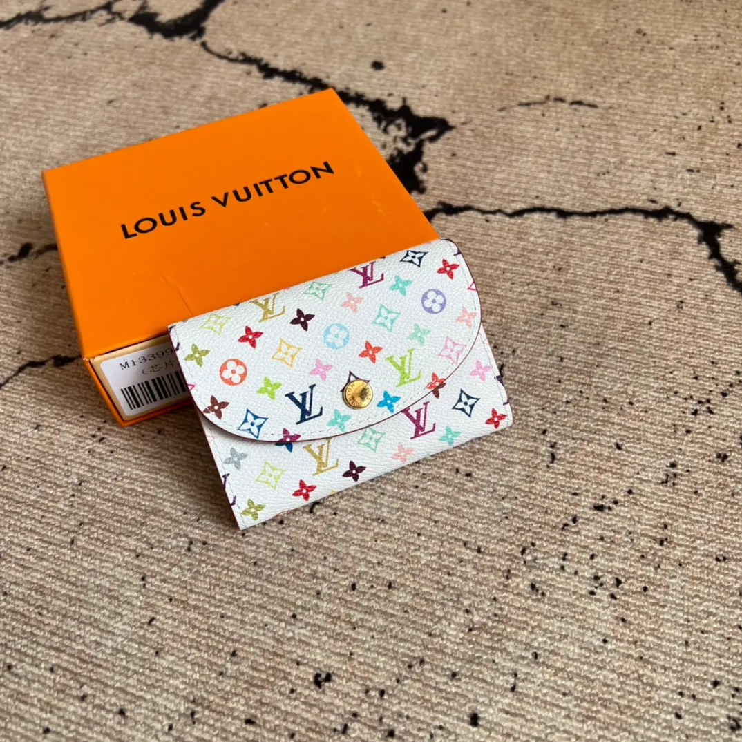 Factory price 300 Top original order M13399 white color This Rosalie coin purse is from the Louis Vuitton x Takashi Murakami reissue series. The Monogram coated canvas is dipped in vibrant colors, subtly paying tribute to the distinctive style of Japanese artist Takashi Murakami. The compact construction features a rounded flap and snap closure, and the interior houses a zipped coin pocket with Monogram pullers. 8 x 2.5 x 11 cm (height x width x length)