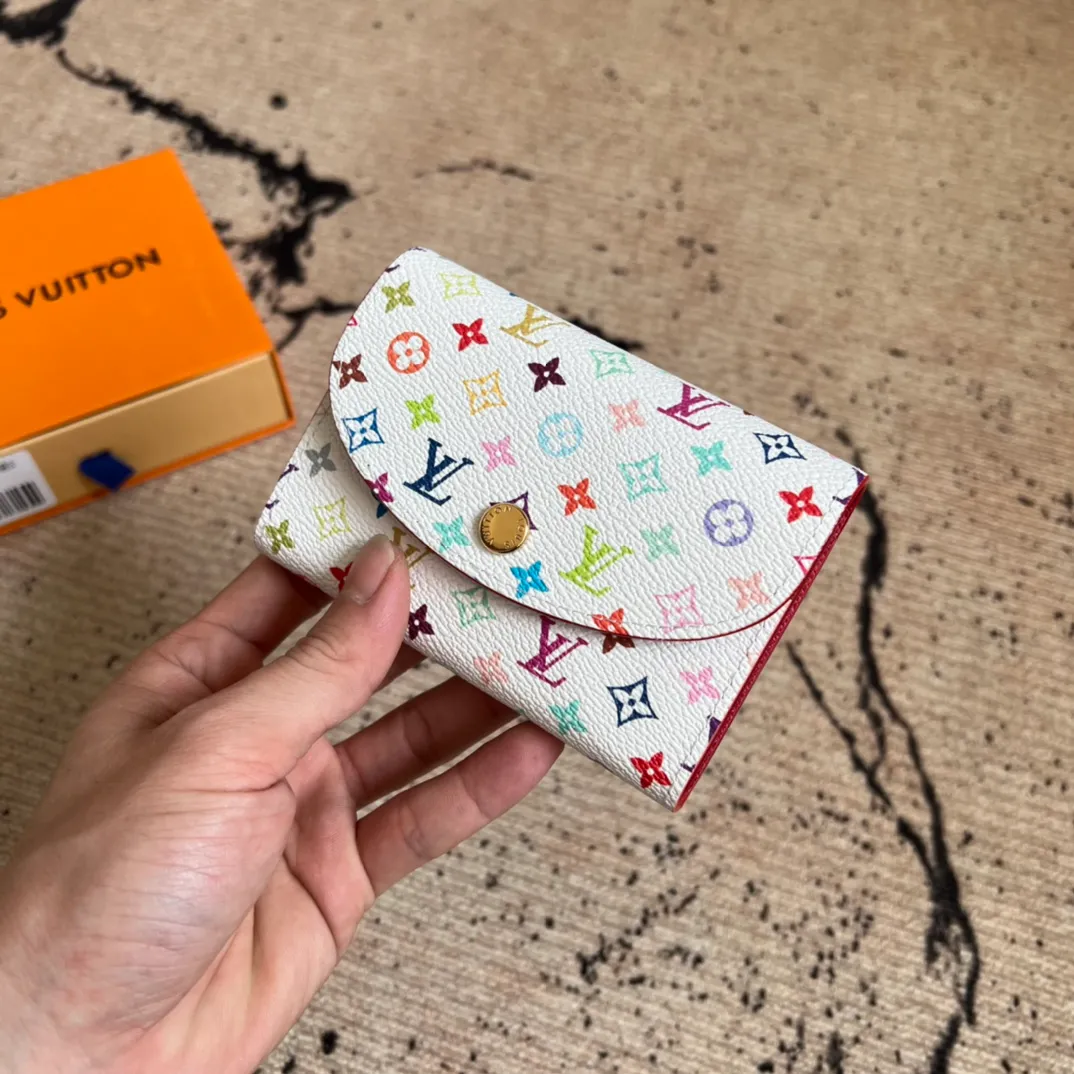 Factory price 300 Top original order M13399 white color This Rosalie coin purse is from the Louis Vuitton x Takashi Murakami reissue series. The Monogram coated canvas is dipped in vibrant colors, subtly paying tribute to the distinctive style of Japanese artist Takashi Murakami. The compact construction features a rounded flap and snap closure, and the interior houses a zipped coin pocket with Monogram pullers. 8 x 2.5 x 11 cm (height x width x length)