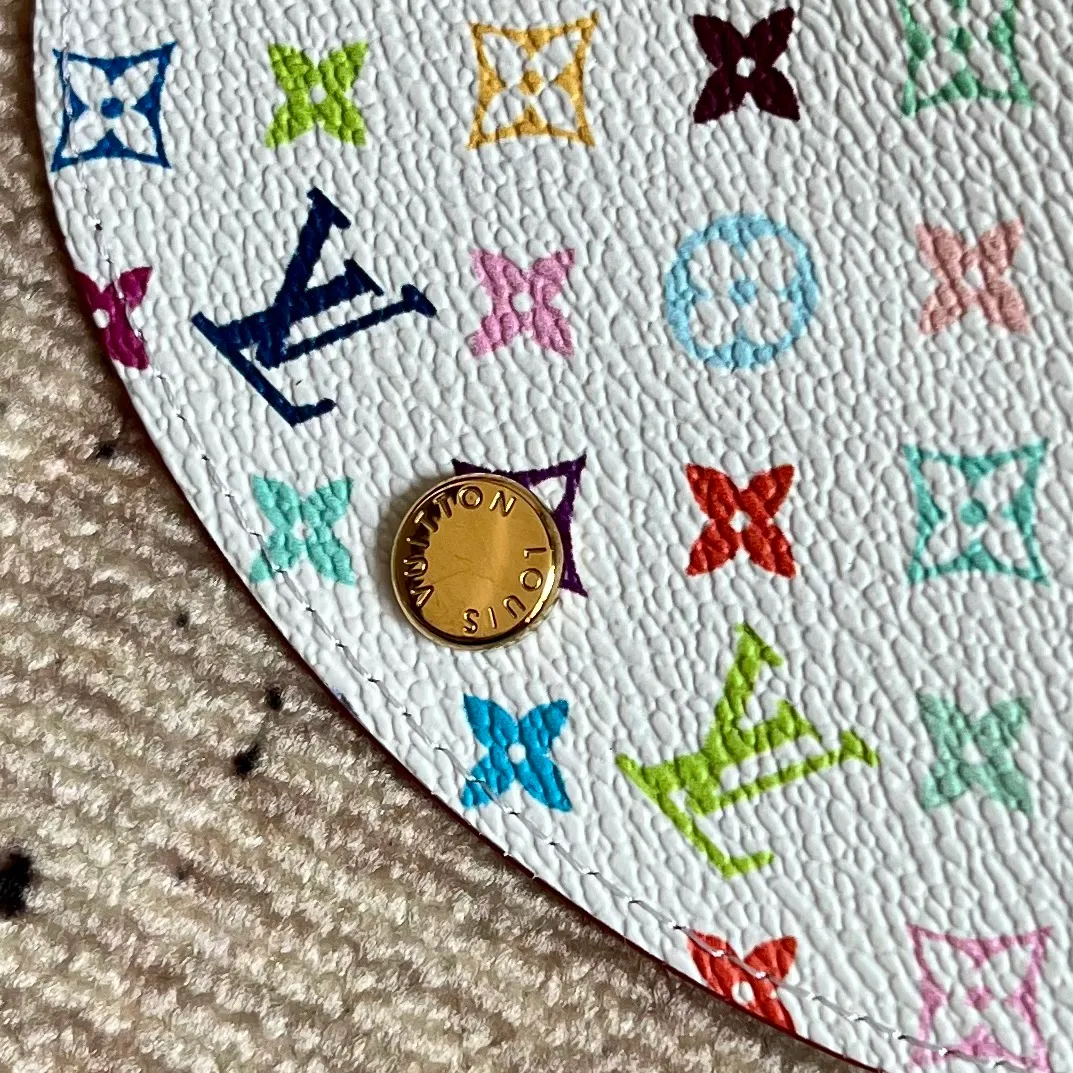 Factory price 300 Top original order M13399 white color This Rosalie coin purse is from the Louis Vuitton x Takashi Murakami reissue series. The Monogram coated canvas is dipped in vibrant colors, subtly paying tribute to the distinctive style of Japanese artist Takashi Murakami. The compact construction features a rounded flap and snap closure, and the interior houses a zipped coin pocket with Monogram pullers. 8 x 2.5 x 11 cm (height x width x length)