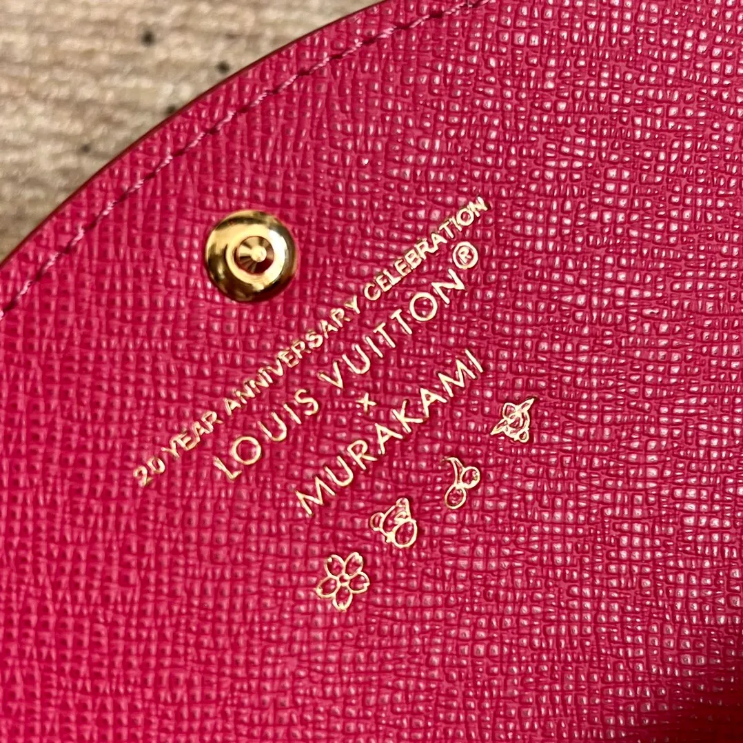 Factory price 300 Top original order M13399 white color This Rosalie coin purse is from the Louis Vuitton x Takashi Murakami reissue series. The Monogram coated canvas is dipped in vibrant colors, subtly paying tribute to the distinctive style of Japanese artist Takashi Murakami. The compact construction features a rounded flap and snap closure, and the interior houses a zipped coin pocket with Monogram pullers. 8 x 2.5 x 11 cm (height x width x length)