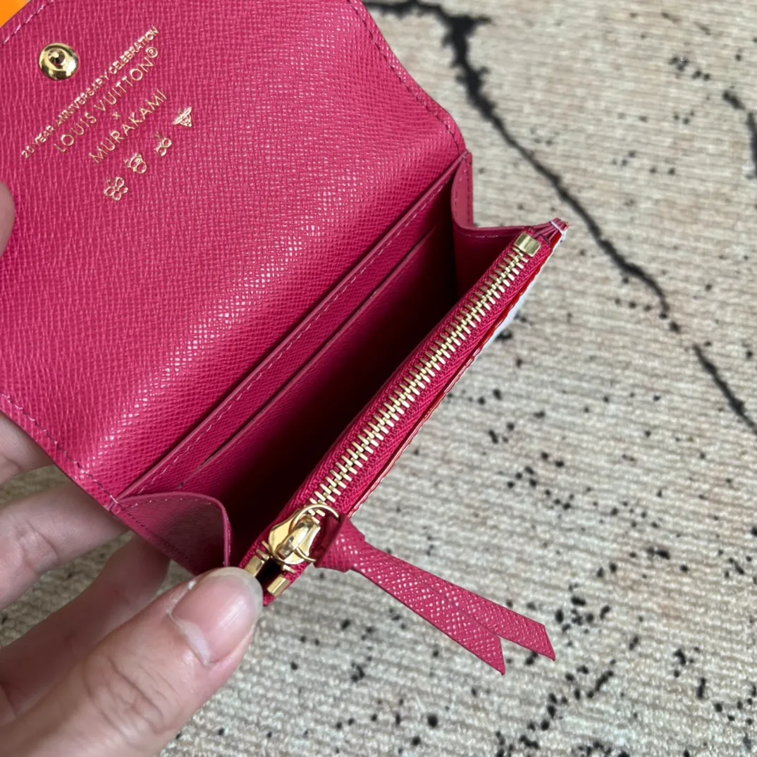Factory price 300 Top original order M13399 white color This Rosalie coin purse is from the Louis Vuitton x Takashi Murakami reissue series. The Monogram coated canvas is dipped in vibrant colors, subtly paying tribute to the distinctive style of Japanese artist Takashi Murakami. The compact construction features a rounded flap and snap closure, and the interior houses a zipped coin pocket with Monogram pullers. 8 x 2.5 x 11 cm (height x width x length)