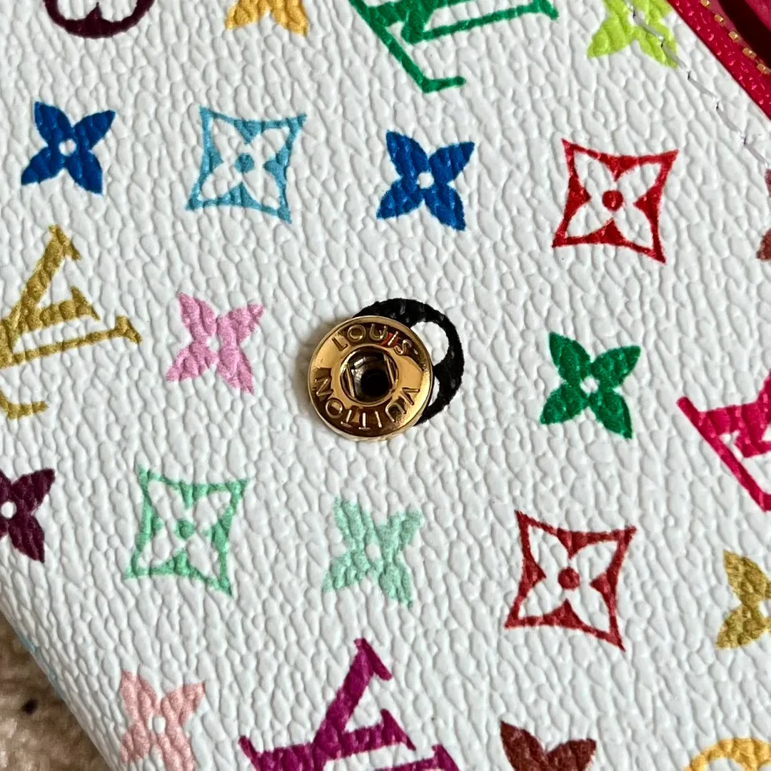 Factory price 300 Top original order M13399 white color This Rosalie coin purse is from the Louis Vuitton x Takashi Murakami reissue series. The Monogram coated canvas is dipped in vibrant colors, subtly paying tribute to the distinctive style of Japanese artist Takashi Murakami. The compact construction features a rounded flap and snap closure, and the interior houses a zipped coin pocket with Monogram pullers. 8 x 2.5 x 11 cm (height x width x length)