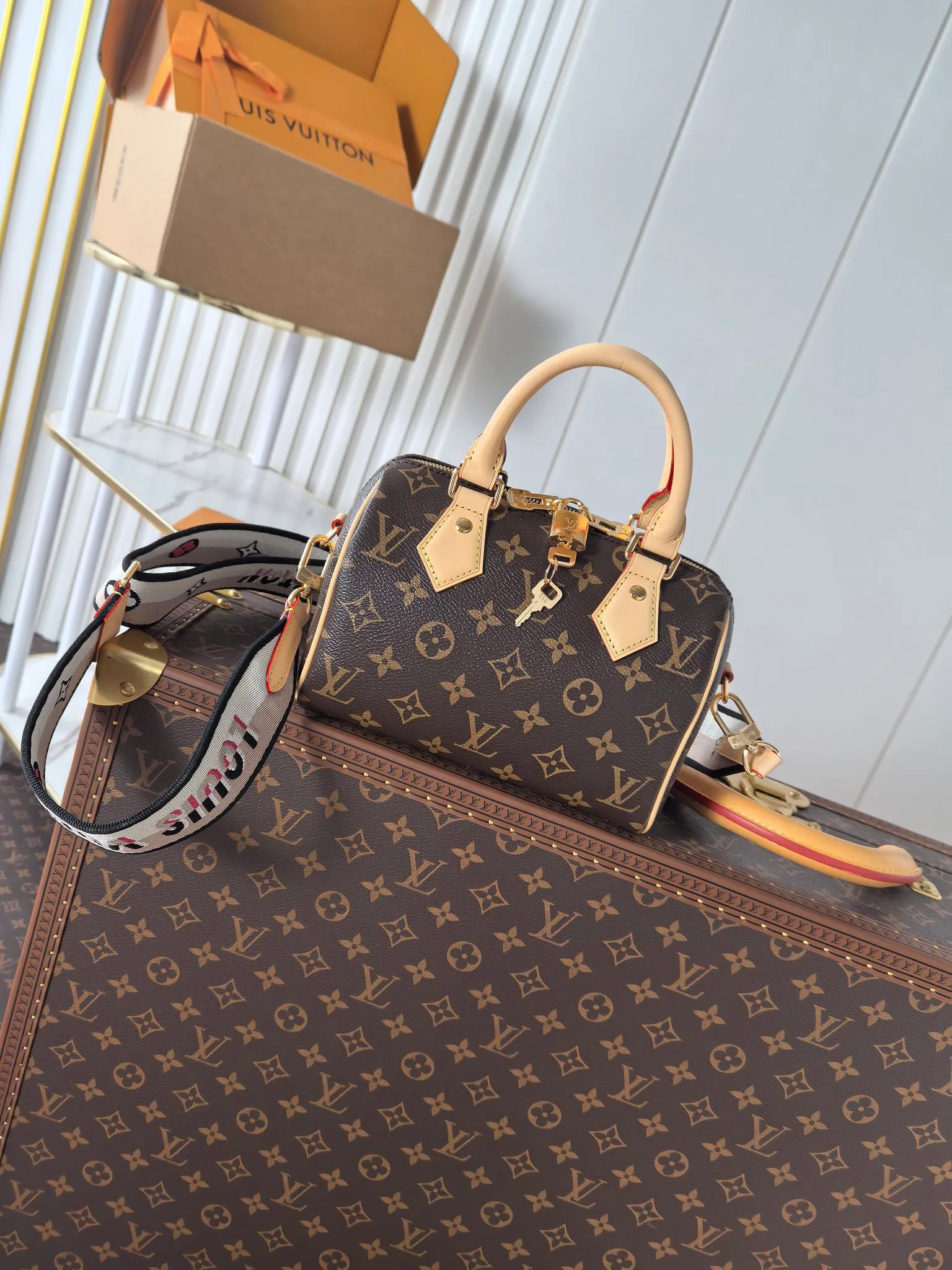 💰680💰(Dynamic chip 163c01 top original order) M46234 M46222 This Speedy Bandoulière 20 handbag condenses the brand's traditional Speedy travel bag design, which is made of Monogram canvas with fabric lining and cow leather trim. The wide, removable and adjustable fabric shoulder strap features Louis Vuitton's signature texture, and the rolled leather handles add to the carrying options. Dimensions: 20.5 x 13.5 x 12.0 cm (length x height x width)