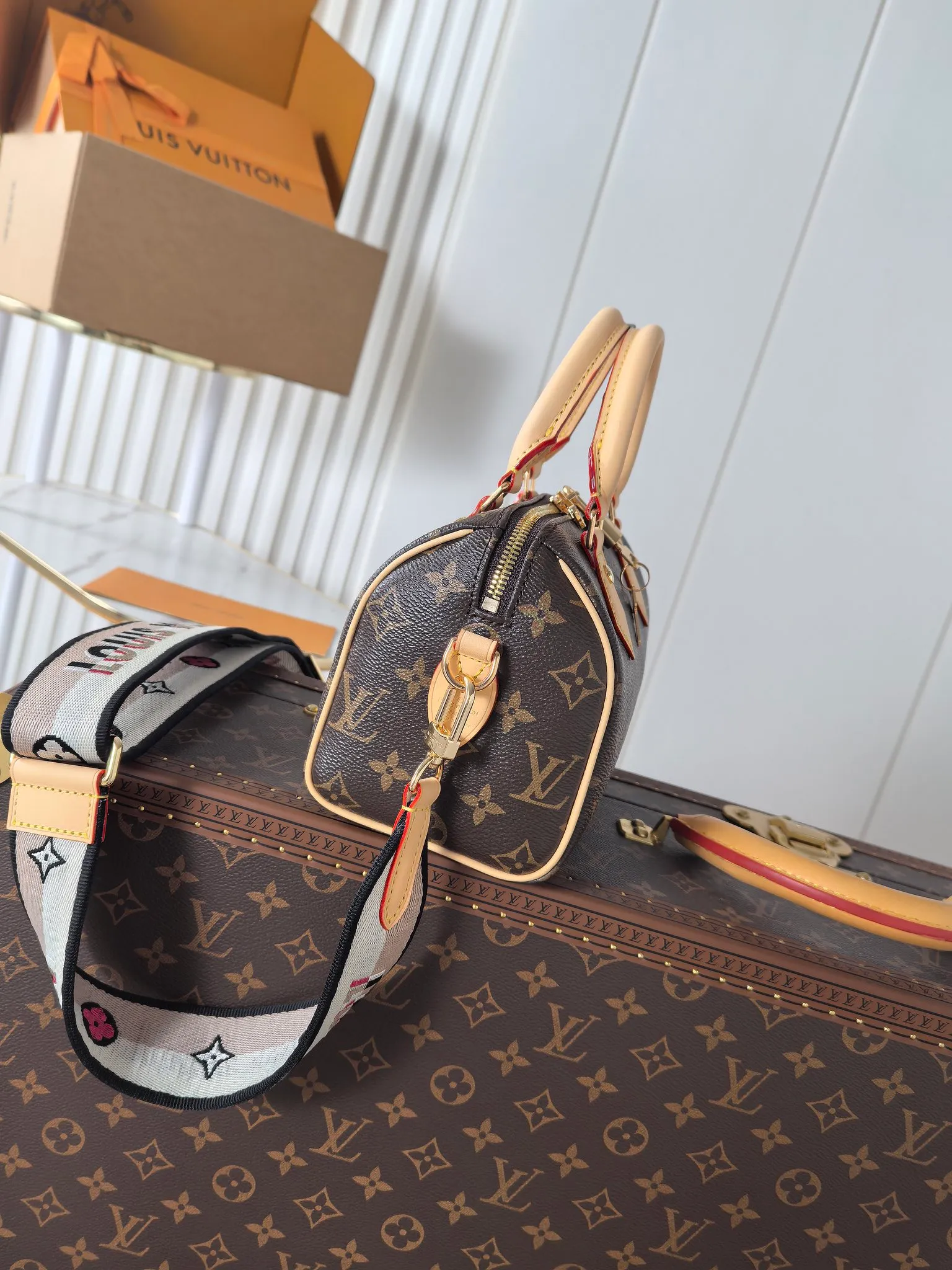 💰680💰(Dynamic chip 163c01 top original order) M46234 M46222 This Speedy Bandoulière 20 handbag condenses the brand's traditional Speedy travel bag design, which is made of Monogram canvas with fabric lining and cow leather trim. The wide, removable and adjustable fabric shoulder strap features Louis Vuitton's signature texture, and the rolled leather handles add to the carrying options. Dimensions: 20.5 x 13.5 x 12.0 cm (length x height x width)