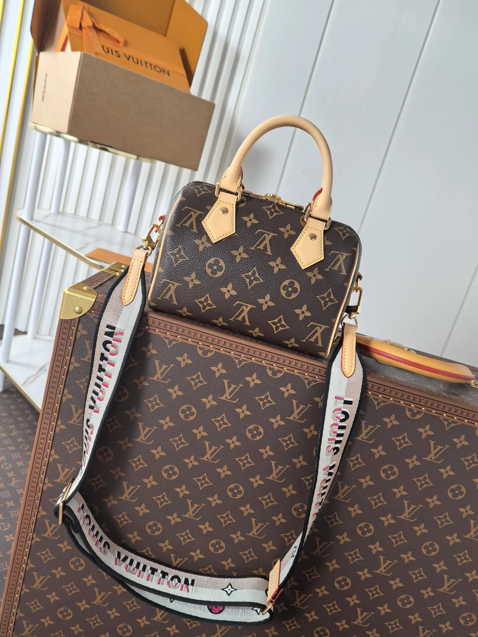 💰680💰(Dynamic chip 163c01 top original order) M46234 M46222 This Speedy Bandoulière 20 handbag condenses the brand's traditional Speedy travel bag design, which is made of Monogram canvas with fabric lining and cow leather trim. The wide, removable and adjustable fabric shoulder strap features Louis Vuitton's signature texture, and the rolled leather handles add to the carrying options. Dimensions: 20.5 x 13.5 x 12.0 cm (length x height x width)