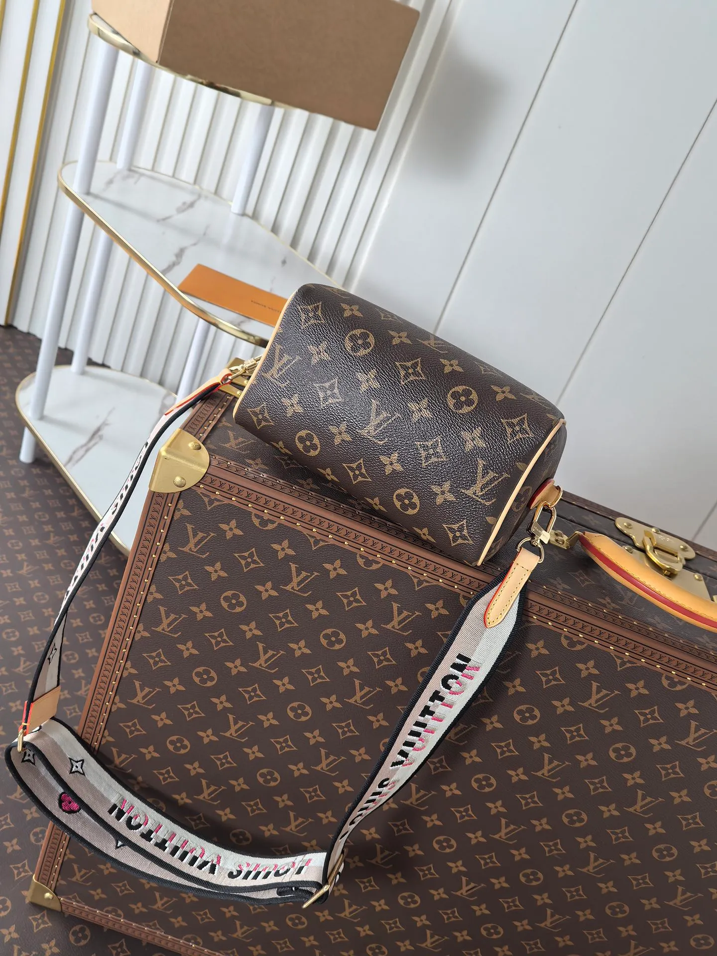 💰680💰(Dynamic chip 163c01 top original order) M46234 M46222 This Speedy Bandoulière 20 handbag condenses the brand's traditional Speedy travel bag design, which is made of Monogram canvas with fabric lining and cow leather trim. The wide, removable and adjustable fabric shoulder strap features Louis Vuitton's signature texture, and the rolled leather handles add to the carrying options. Dimensions: 20.5 x 13.5 x 12.0 cm (length x height x width)