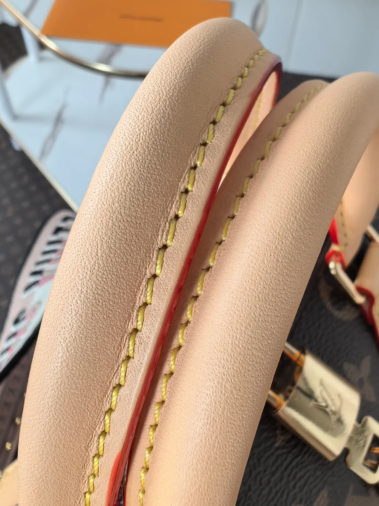 💰680💰(Dynamic chip 163c01 top original order) M46234 M46222 This Speedy Bandoulière 20 handbag condenses the brand's traditional Speedy travel bag design, which is made of Monogram canvas with fabric lining and cow leather trim. The wide, removable and adjustable fabric shoulder strap features Louis Vuitton's signature texture, and the rolled leather handles add to the carrying options. Dimensions: 20.5 x 13.5 x 12.0 cm (length x height x width)