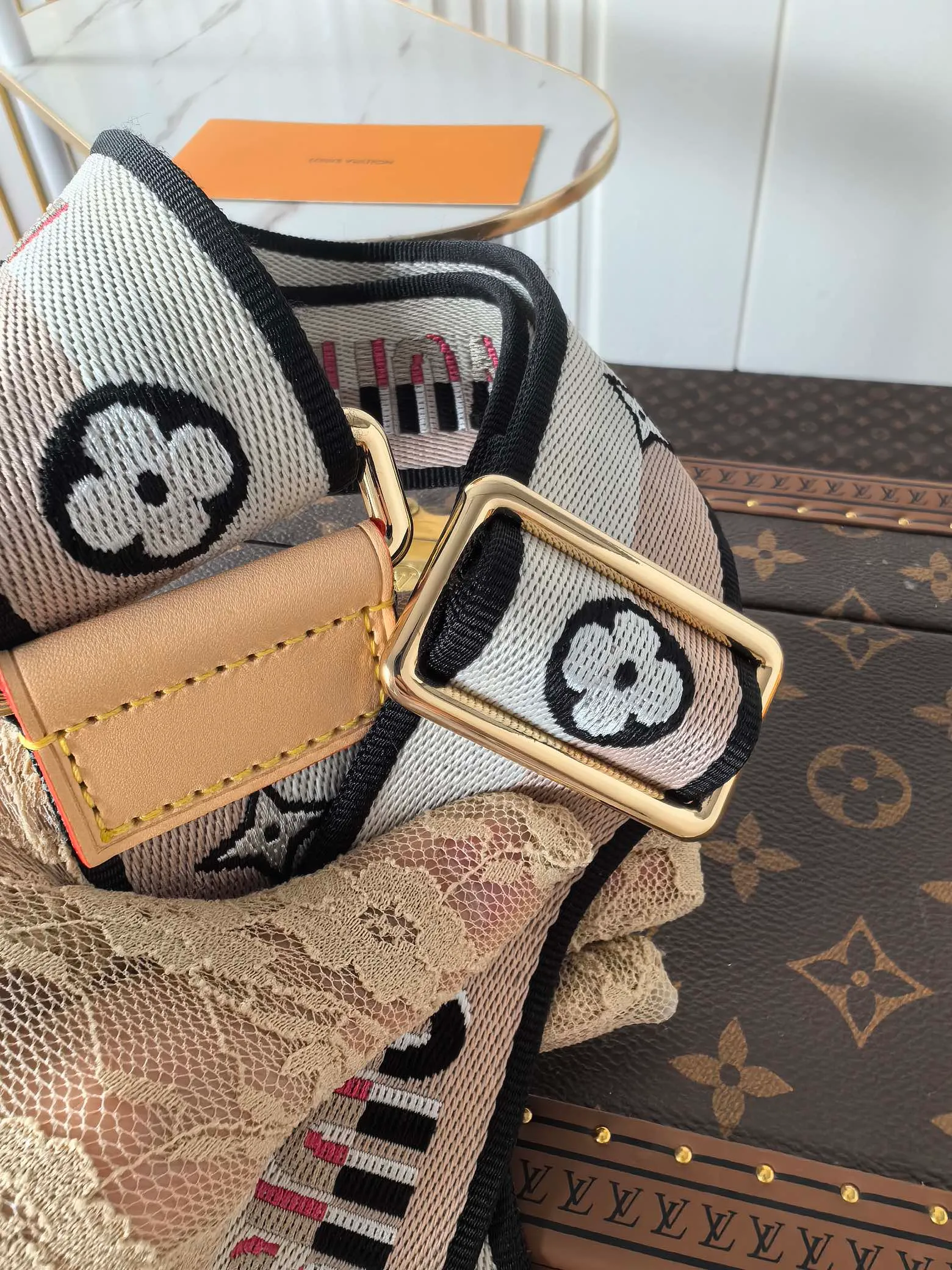 💰680💰(Dynamic chip 163c01 top original order) M46234 M46222 This Speedy Bandoulière 20 handbag condenses the brand's traditional Speedy travel bag design, which is made of Monogram canvas with fabric lining and cow leather trim. The wide, removable and adjustable fabric shoulder strap features Louis Vuitton's signature texture, and the rolled leather handles add to the carrying options. Dimensions: 20.5 x 13.5 x 12.0 cm (length x height x width)