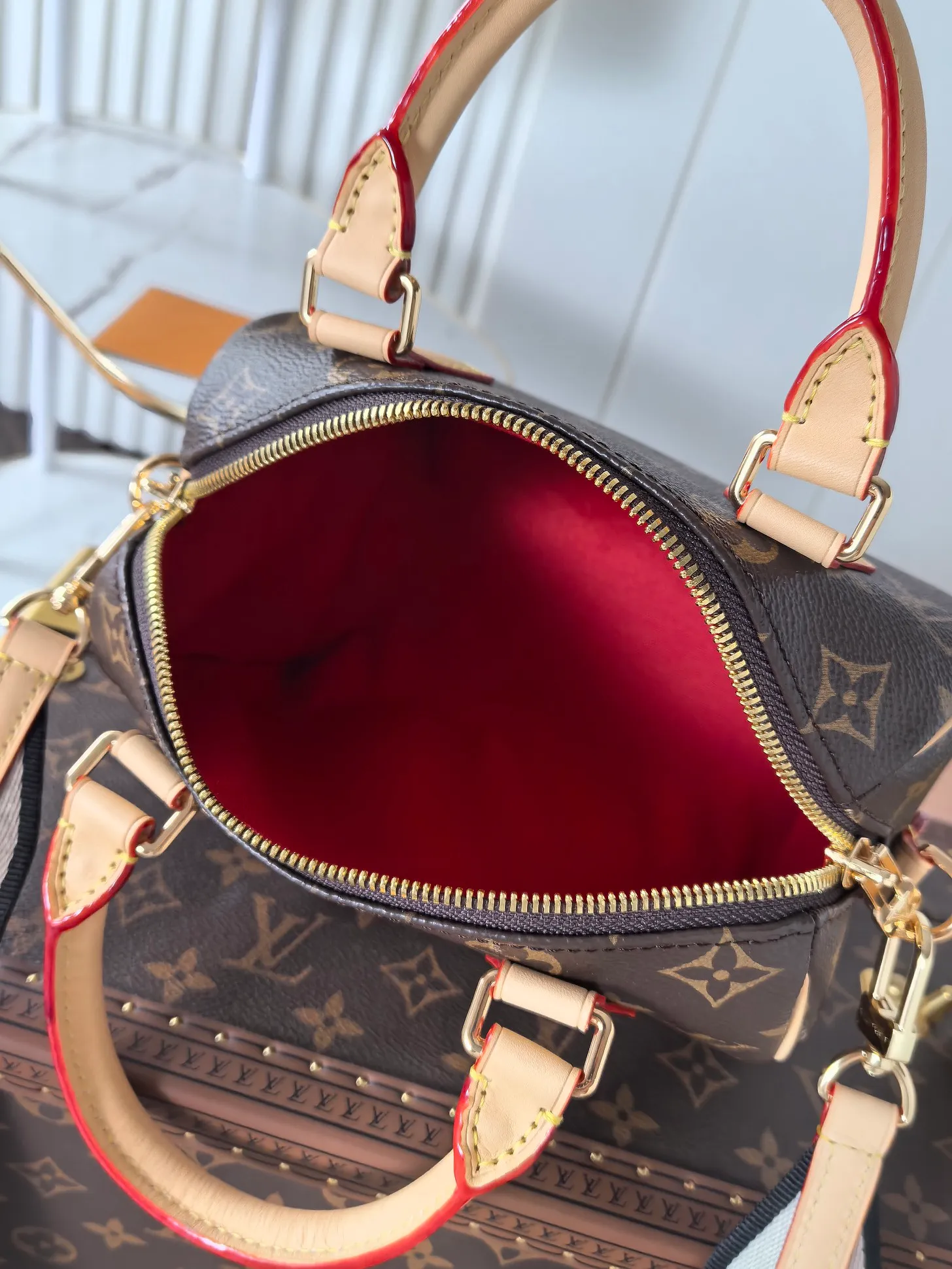💰680💰(Dynamic chip 163c01 top original order) M46234 M46222 This Speedy Bandoulière 20 handbag condenses the brand's traditional Speedy travel bag design, which is made of Monogram canvas with fabric lining and cow leather trim. The wide, removable and adjustable fabric shoulder strap features Louis Vuitton's signature texture, and the rolled leather handles add to the carrying options. Dimensions: 20.5 x 13.5 x 12.0 cm (length x height x width)