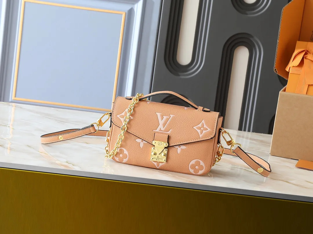 💰240💰Upgraded from the original M47045 M23940 M46595 M22942 M23081 M46596 M46279 This Pochette Métis East West handbag is made of Monogram Empreinte embossed leather, showing the fusion of brand style and modern elements. The traditional S-lock clasp and detachable short chain have a metallic sheen, and the sophisticated construction includes a neat interior and adjustable shoulder straps for easy urban mobility. Dimensions: 21.5 x 13.5 x 6.0 cm (length x height x width)