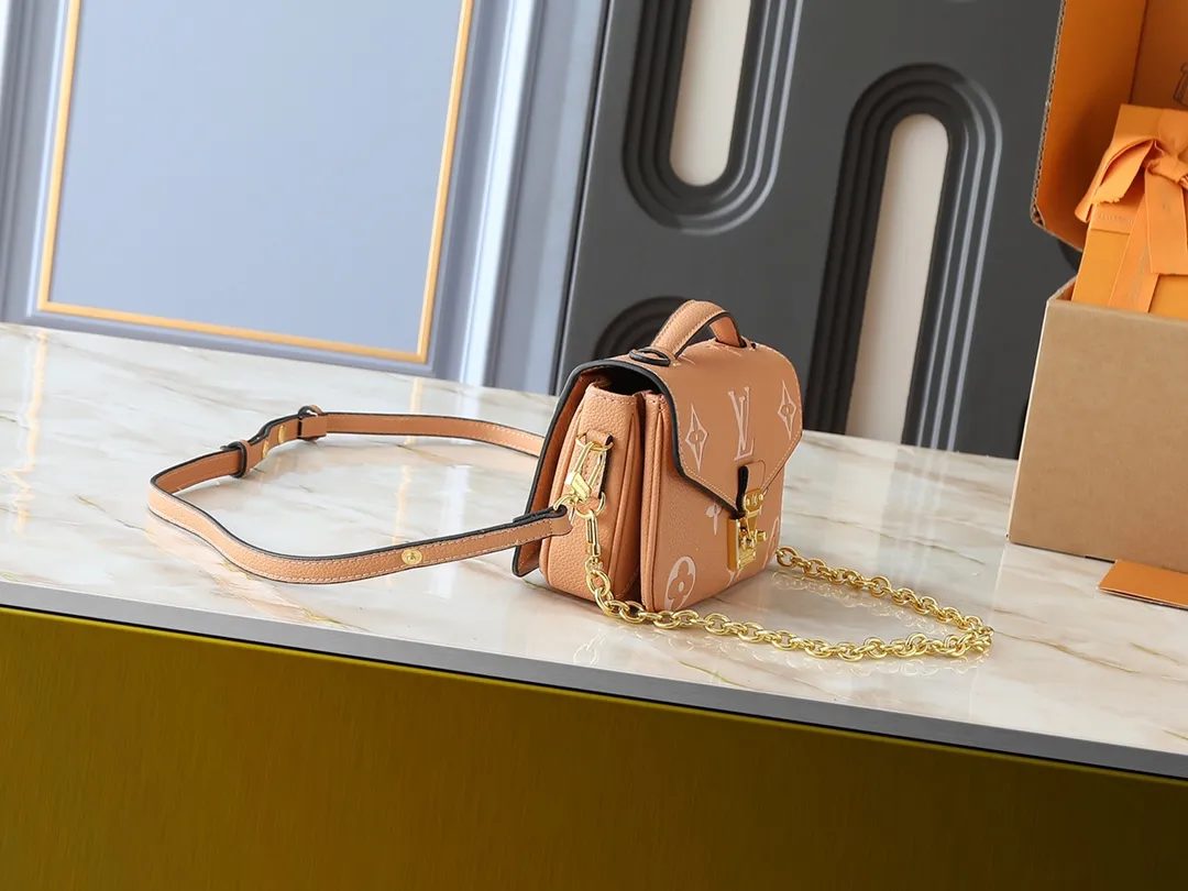 💰240💰Upgraded from the original M47045 M23940 M46595 M22942 M23081 M46596 M46279 This Pochette Métis East West handbag is made of Monogram Empreinte embossed leather, showing the fusion of brand style and modern elements. The traditional S-lock clasp and detachable short chain have a metallic sheen, and the sophisticated construction includes a neat interior and adjustable shoulder straps for easy urban mobility. Dimensions: 21.5 x 13.5 x 6.0 cm (length x height x width)