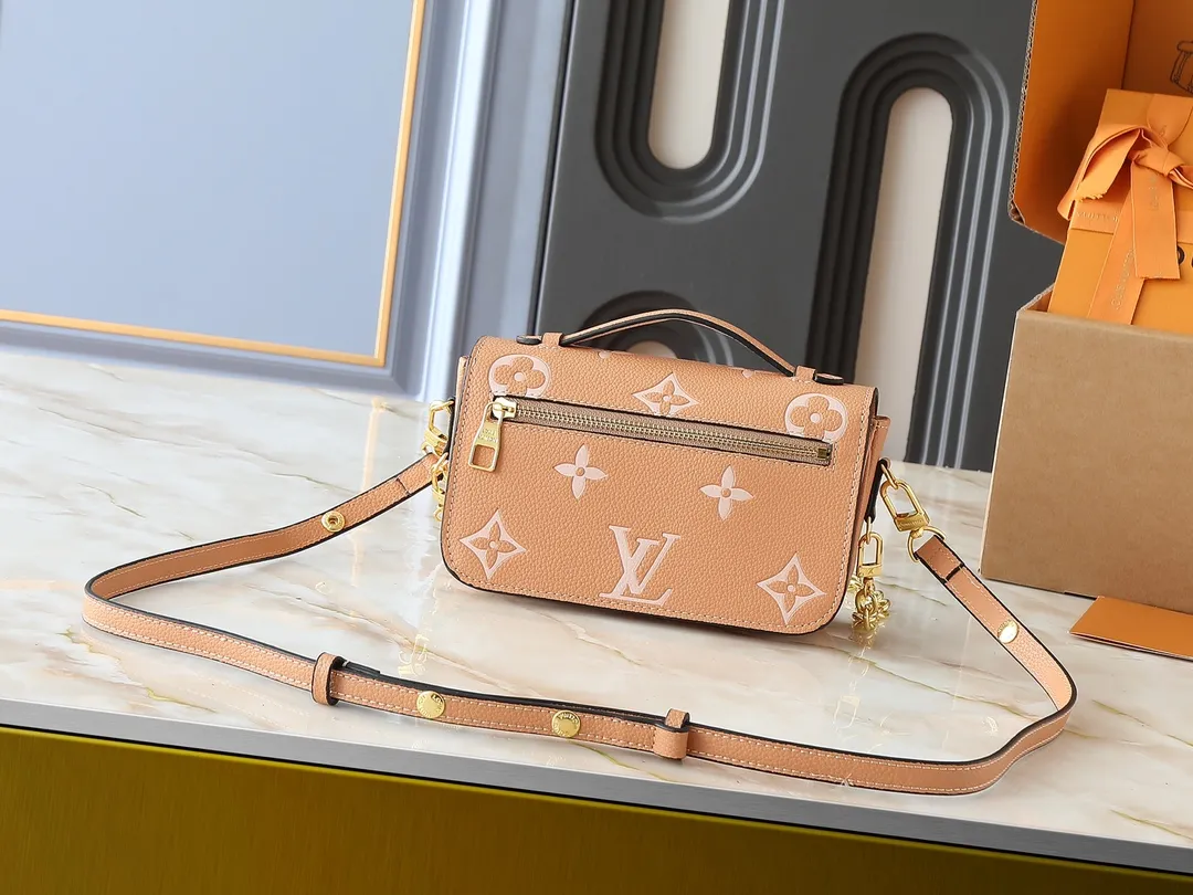 💰240💰Upgraded from the original M47045 M23940 M46595 M22942 M23081 M46596 M46279 This Pochette Métis East West handbag is made of Monogram Empreinte embossed leather, showing the fusion of brand style and modern elements. The traditional S-lock clasp and detachable short chain have a metallic sheen, and the sophisticated construction includes a neat interior and adjustable shoulder straps for easy urban mobility. Dimensions: 21.5 x 13.5 x 6.0 cm (length x height x width)