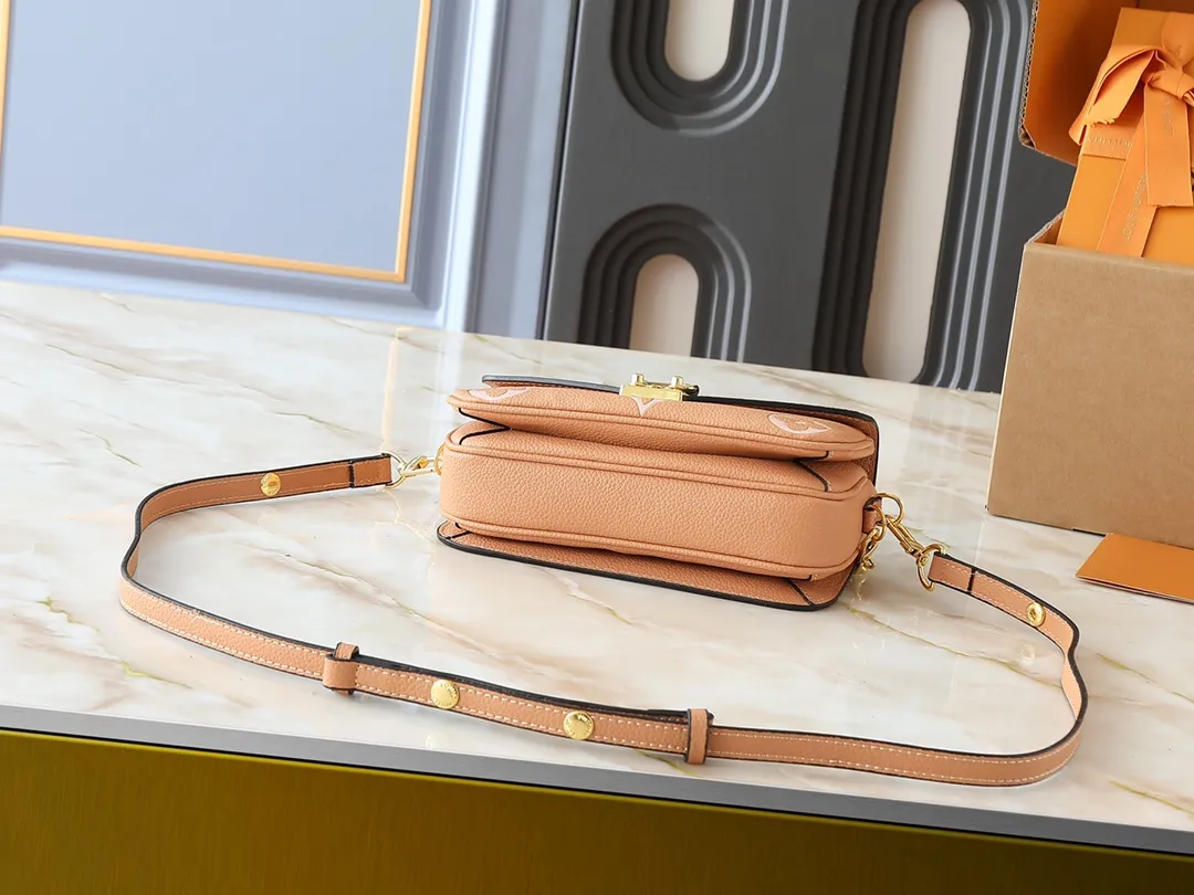 💰240💰Upgraded from the original M47045 M23940 M46595 M22942 M23081 M46596 M46279 This Pochette Métis East West handbag is made of Monogram Empreinte embossed leather, showing the fusion of brand style and modern elements. The traditional S-lock clasp and detachable short chain have a metallic sheen, and the sophisticated construction includes a neat interior and adjustable shoulder straps for easy urban mobility. Dimensions: 21.5 x 13.5 x 6.0 cm (length x height x width)