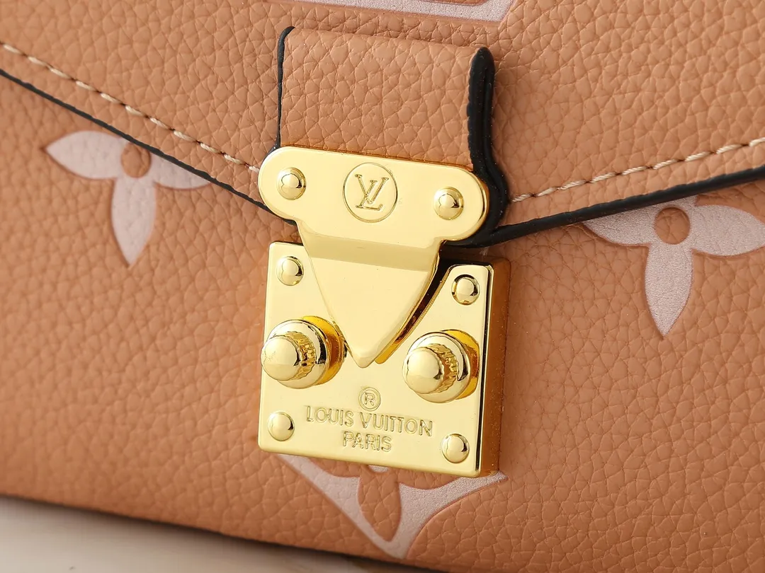 💰240💰Upgraded from the original M47045 M23940 M46595 M22942 M23081 M46596 M46279 This Pochette Métis East West handbag is made of Monogram Empreinte embossed leather, showing the fusion of brand style and modern elements. The traditional S-lock clasp and detachable short chain have a metallic sheen, and the sophisticated construction includes a neat interior and adjustable shoulder straps for easy urban mobility. Dimensions: 21.5 x 13.5 x 6.0 cm (length x height x width)