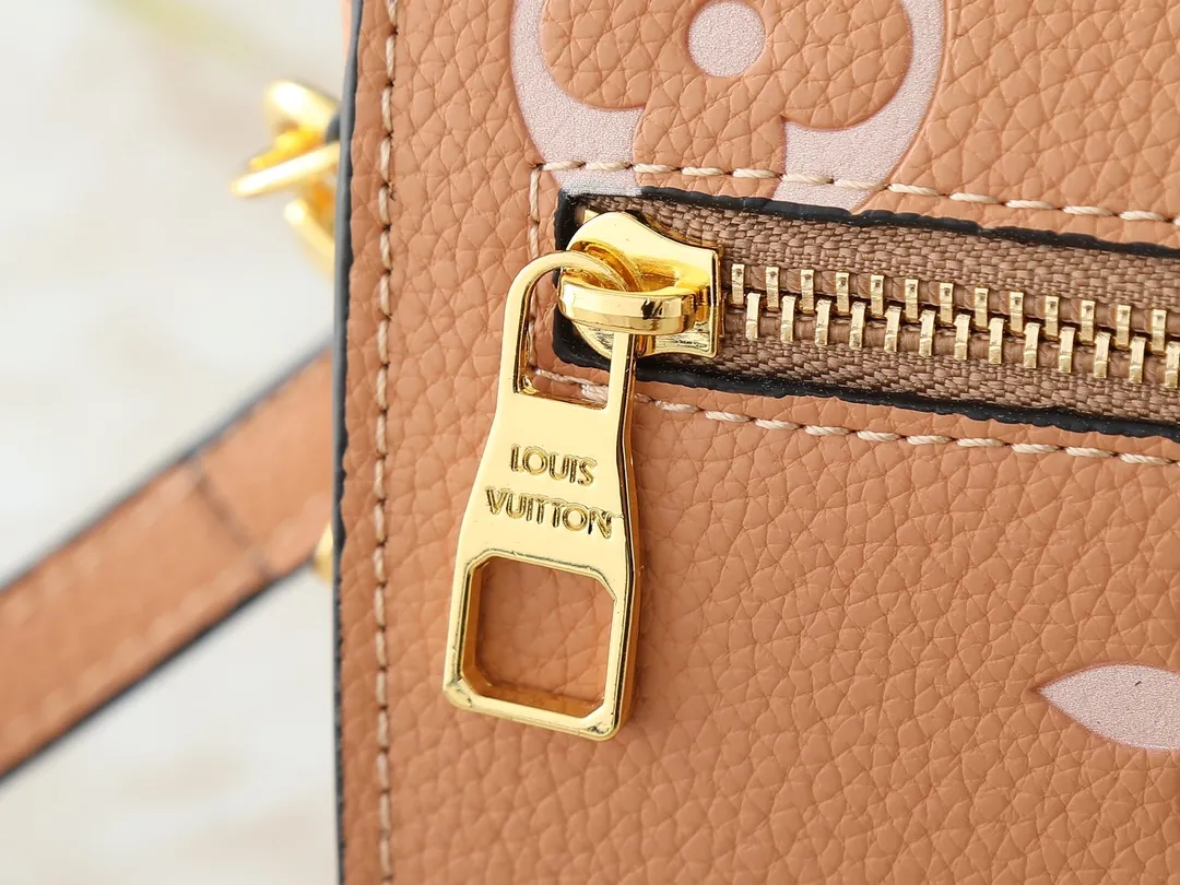 💰240💰Upgraded from the original M47045 M23940 M46595 M22942 M23081 M46596 M46279 This Pochette Métis East West handbag is made of Monogram Empreinte embossed leather, showing the fusion of brand style and modern elements. The traditional S-lock clasp and detachable short chain have a metallic sheen, and the sophisticated construction includes a neat interior and adjustable shoulder straps for easy urban mobility. Dimensions: 21.5 x 13.5 x 6.0 cm (length x height x width)