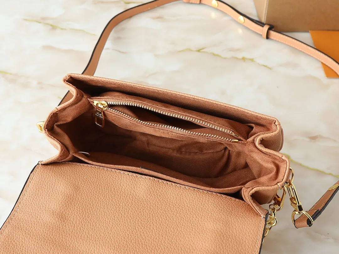 💰240💰Upgraded from the original M47045 M23940 M46595 M22942 M23081 M46596 M46279 This Pochette Métis East West handbag is made of Monogram Empreinte embossed leather, showing the fusion of brand style and modern elements. The traditional S-lock clasp and detachable short chain have a metallic sheen, and the sophisticated construction includes a neat interior and adjustable shoulder straps for easy urban mobility. Dimensions: 21.5 x 13.5 x 6.0 cm (length x height x width)