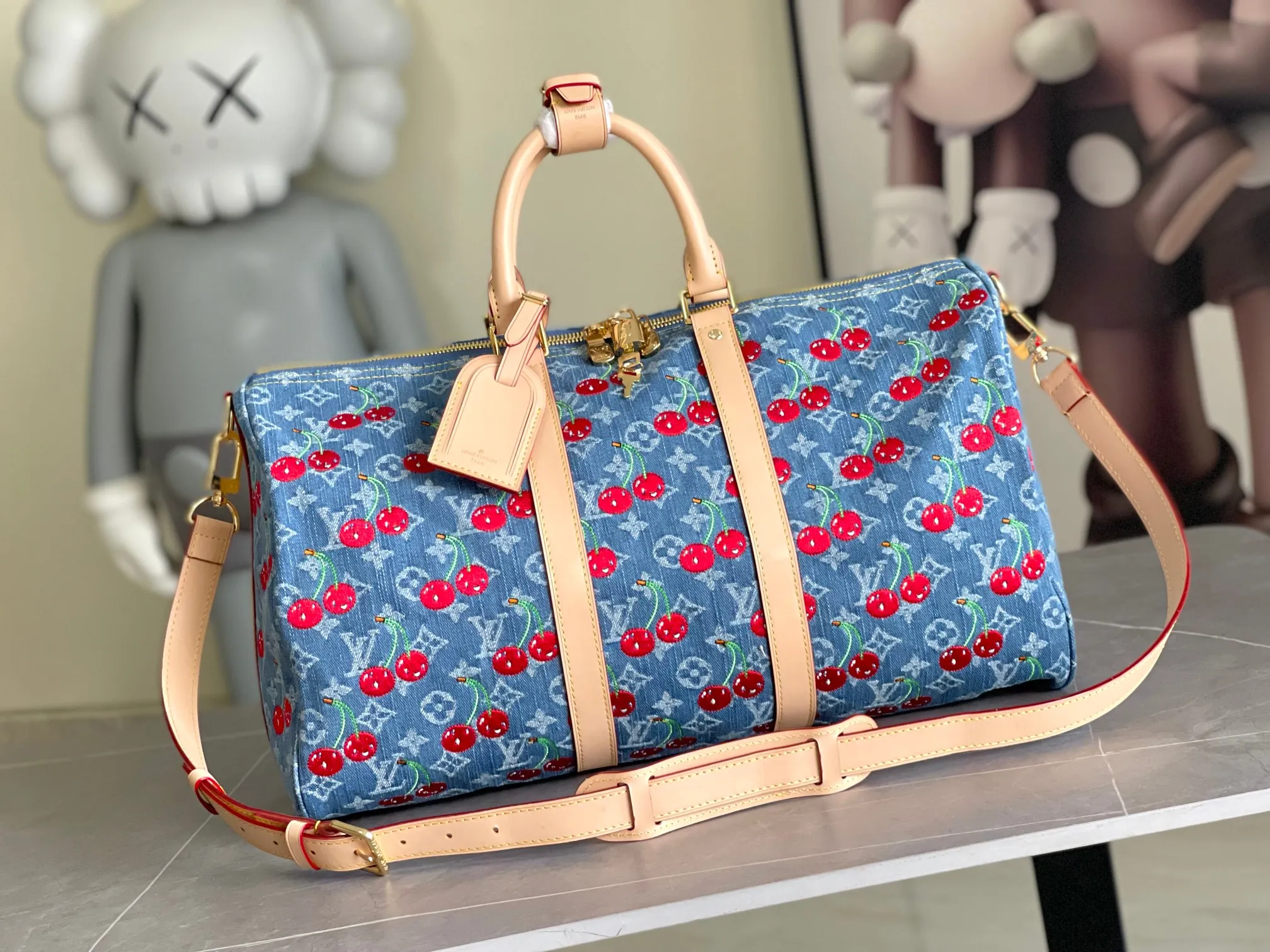 💰1460 top original transcoding chip This M13875 Keepall Bandouliere 45 travel bag is made of Monogram Heritage coating, conveying the cruise travel style with gorgeous style. The restrained color scheme and distressed hardware exude sophistication, while the soft cowhide leather details highlight the brand's craftsmanship. The top handle and removable and adjustable shoulder strap allow for a variety of carrying options. 45x27x20 cm (LxHxW) Monogram Heritage coated cowhide leather trim